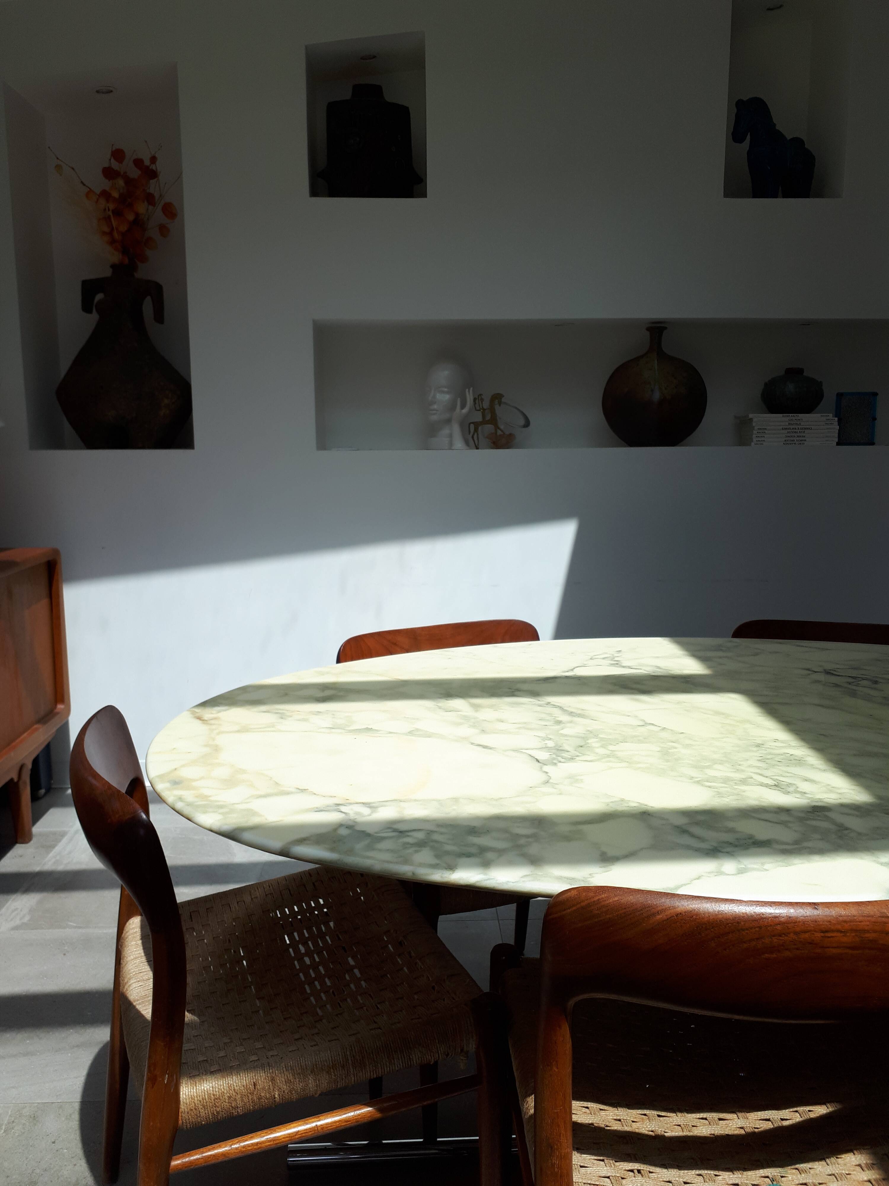 Marble table of the 70s at Roche Bobois
