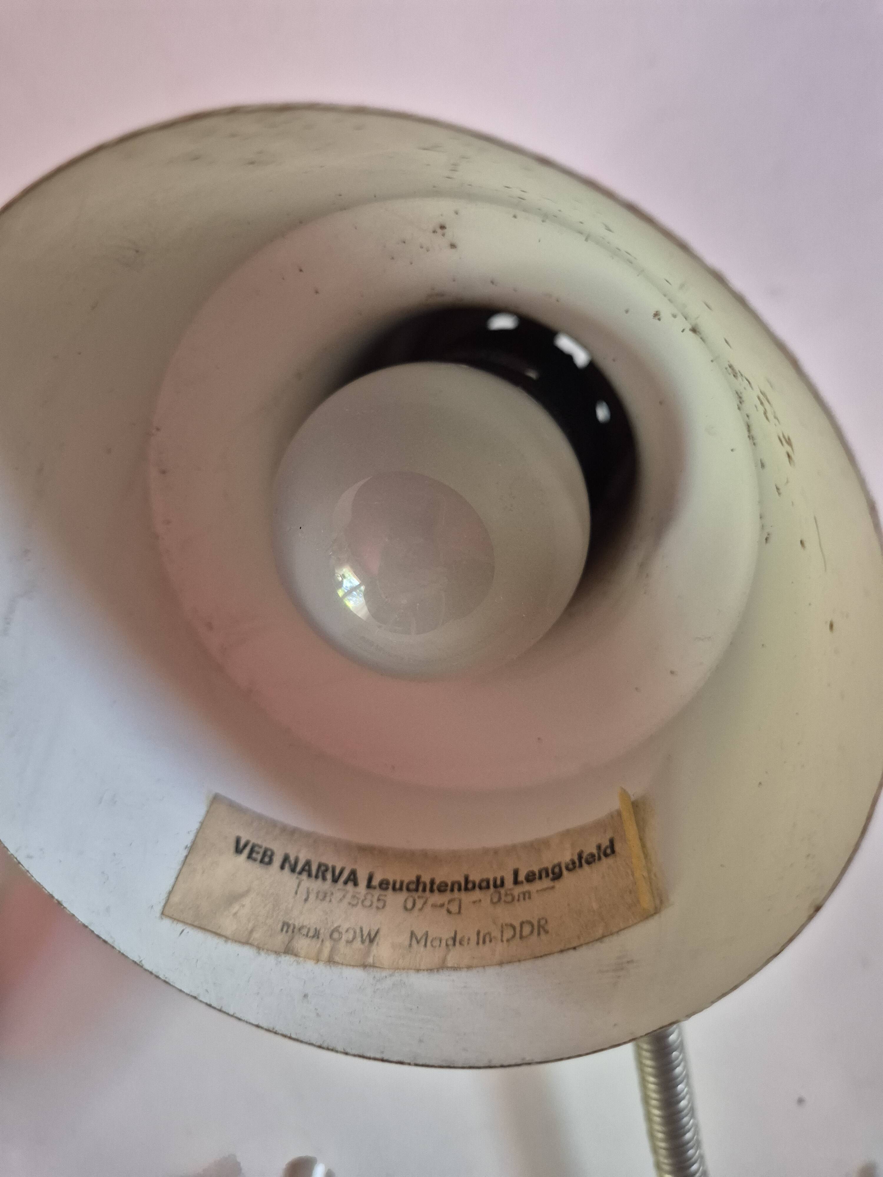 Lampe de bureau vintage beige en metal articulé VEB NAVA leuchtendbau Lengu
