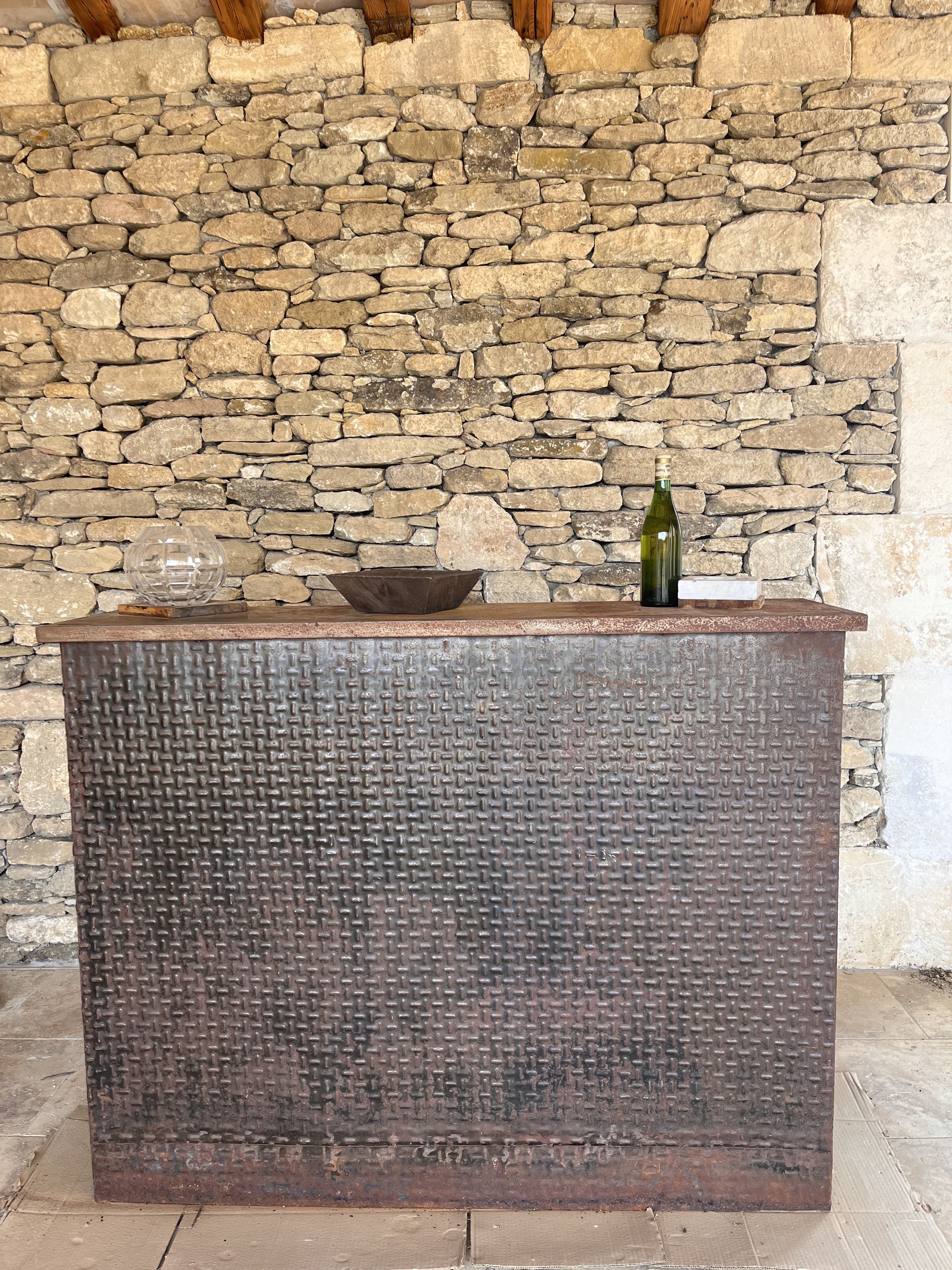 Counter/bar industrial raw metal repelled