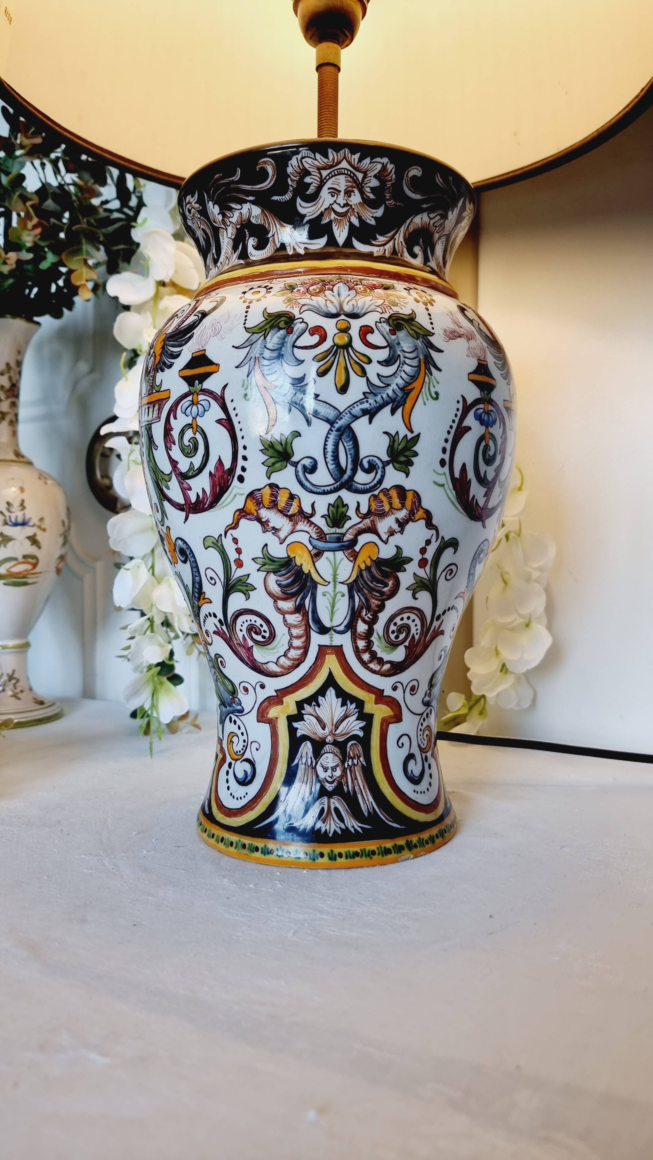 Table lamp in fine earthenware, 1950, in Renaissance style.