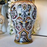 Table lamp in fine earthenware, 1950, in Renaissance style.