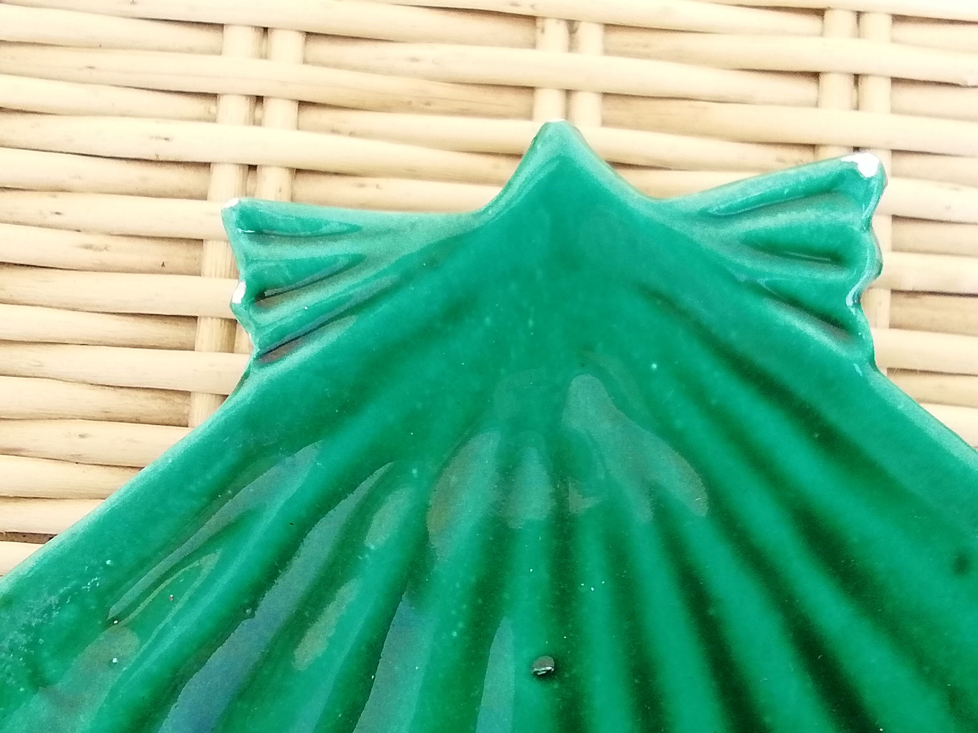 2 green ceramic scallops