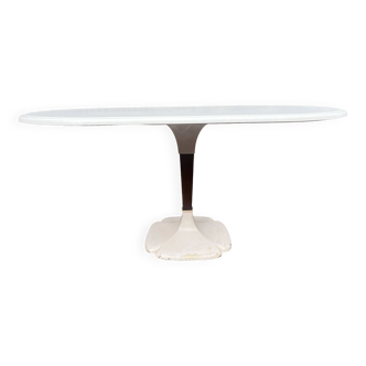 Gautier tulip table with cloverleaf base