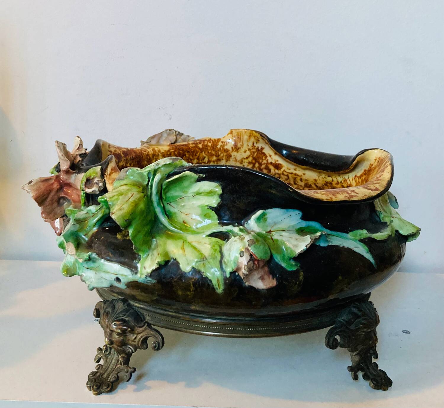 Cache pot, Napoleon III jardinière from the 19th century in barbotine and bronze.