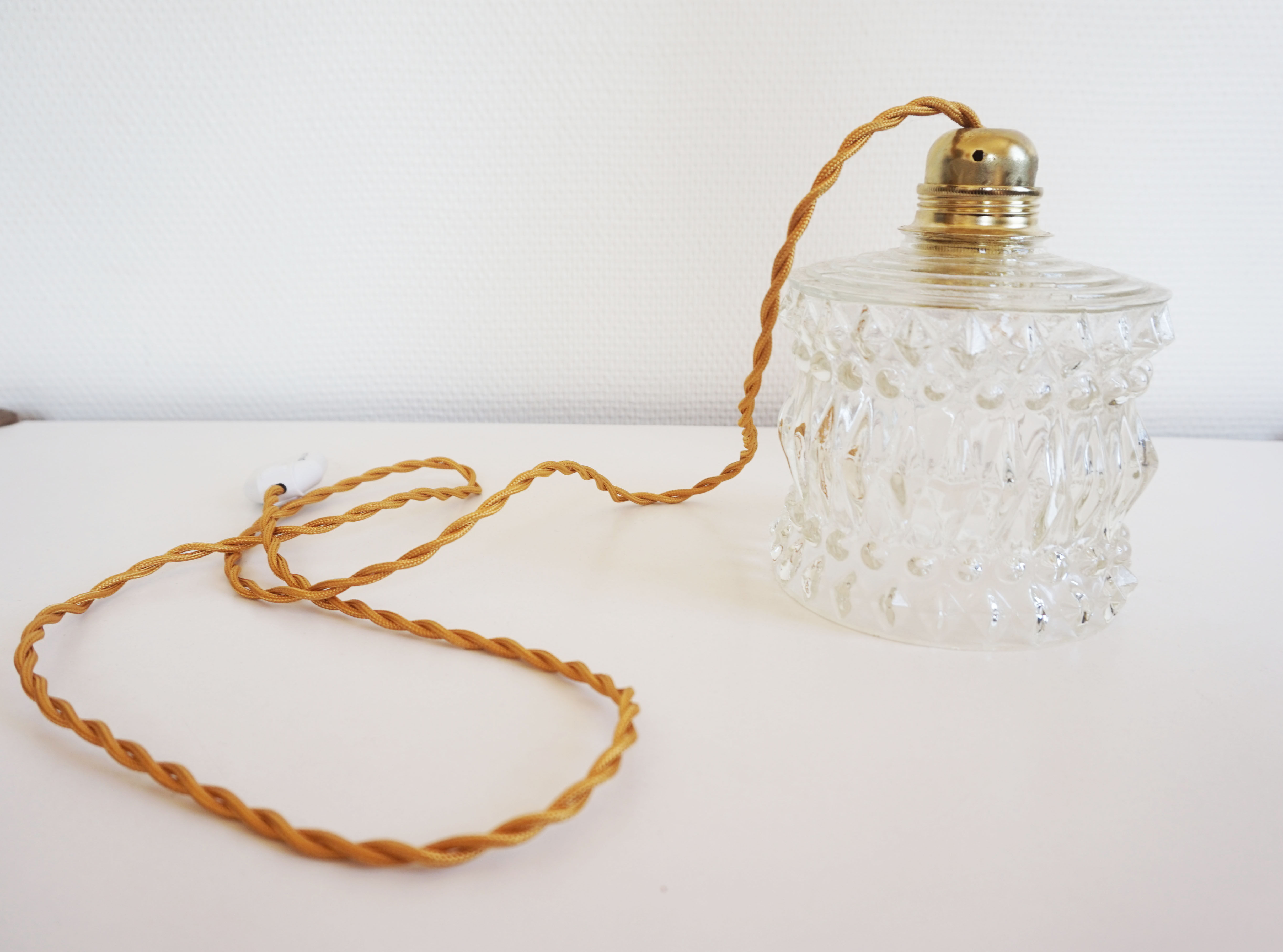 Suspension made with a vintage glass globe