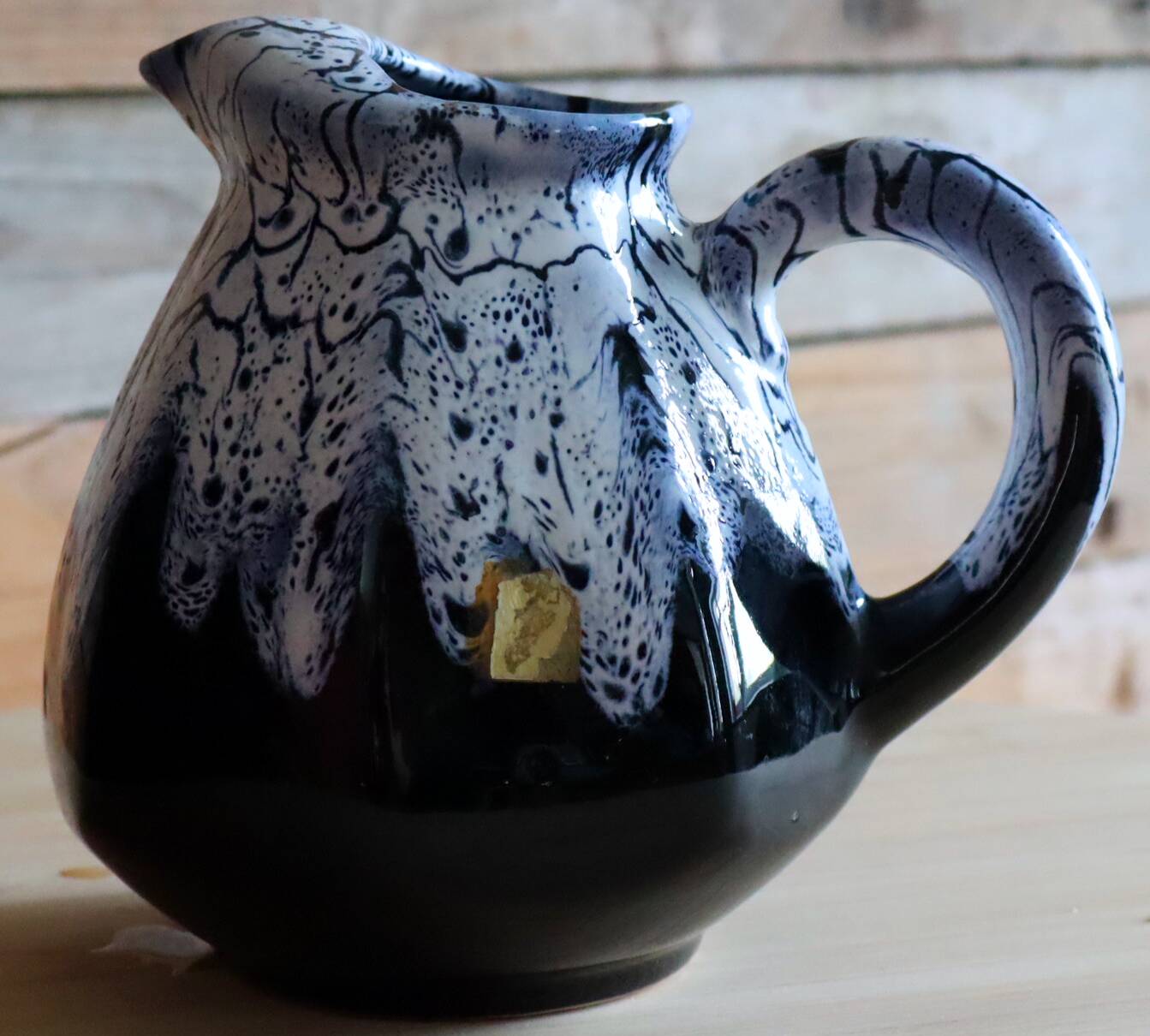 Flame-patterned ceramic pitcher – Vallauris style / Alpho