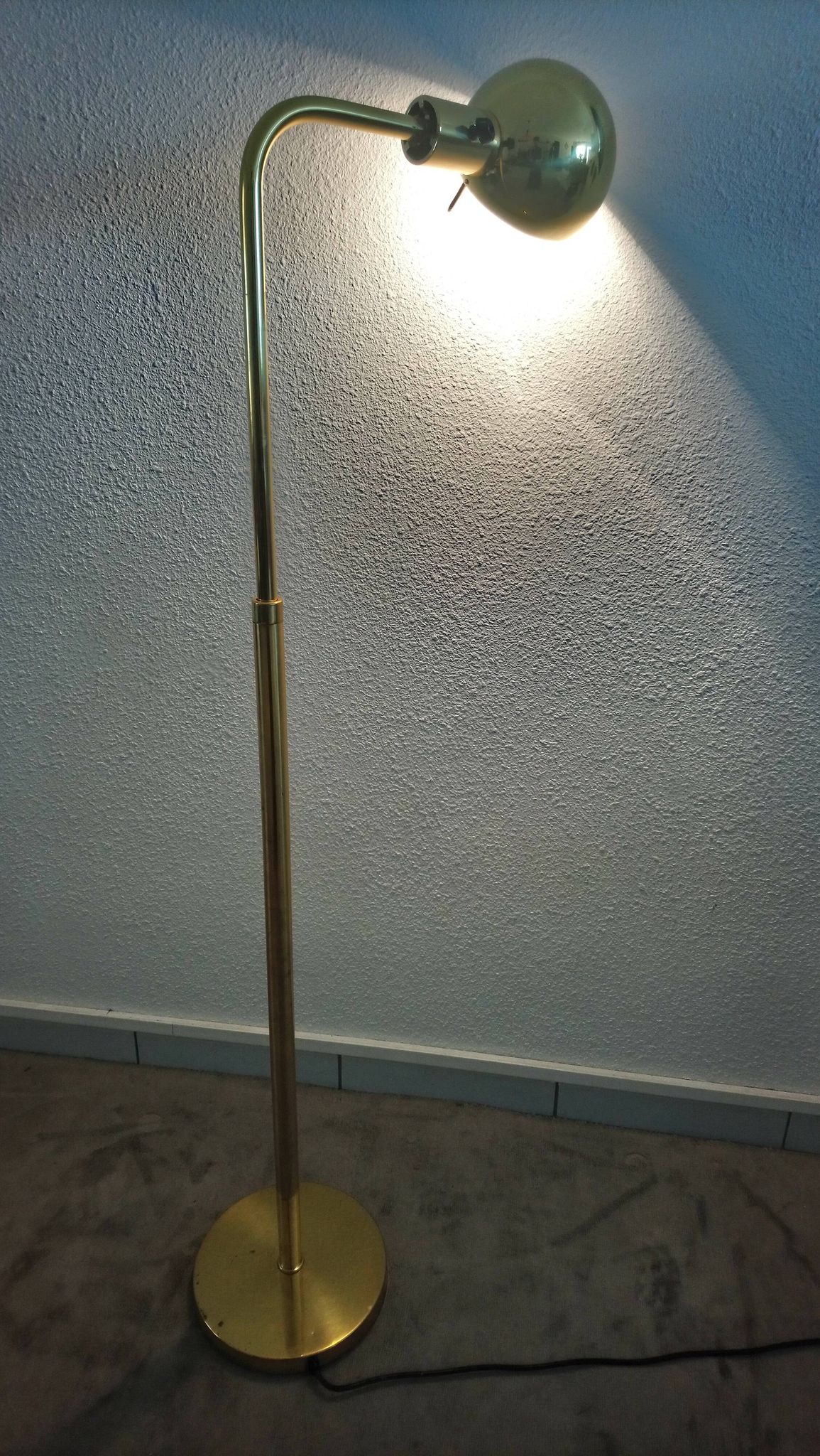 Lampadaire Métalarte en métal doré années 80