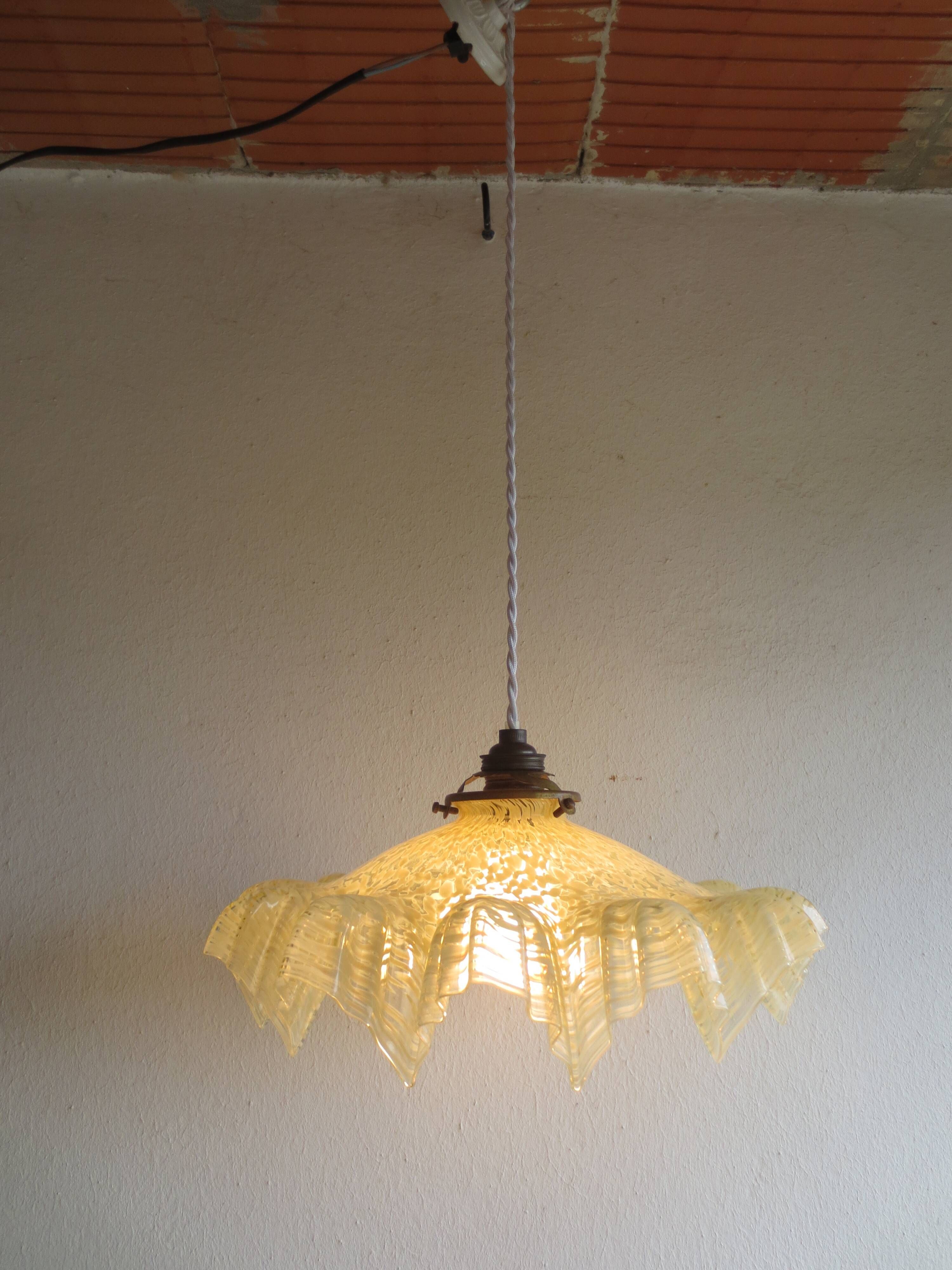 Suspension et son opaline clichy couleur  paille / blanc
