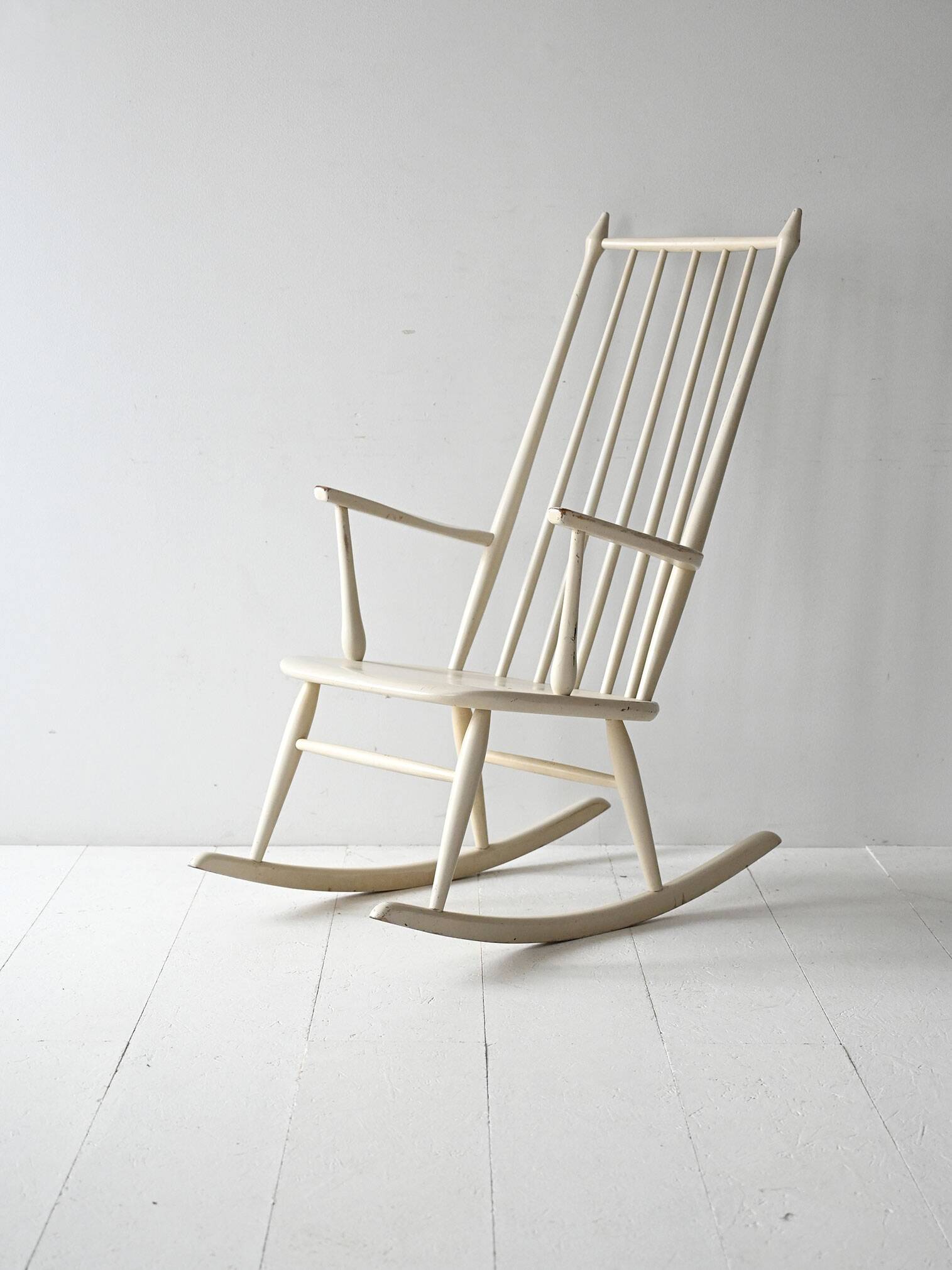 Fauteuil à bascule scandinave vintage en bois laqué blanc