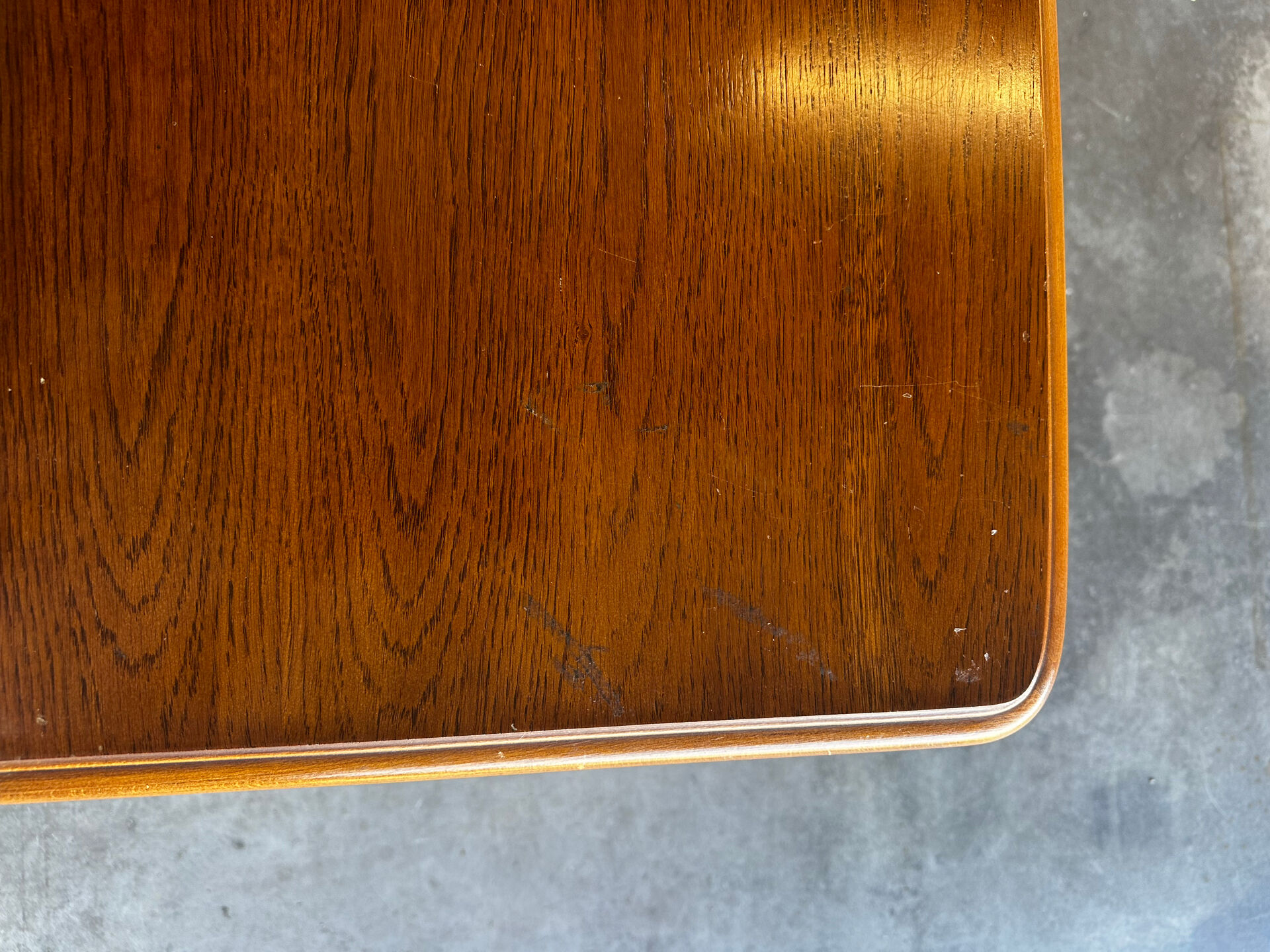 Commode en chêne à quatre tiroirs, style classique