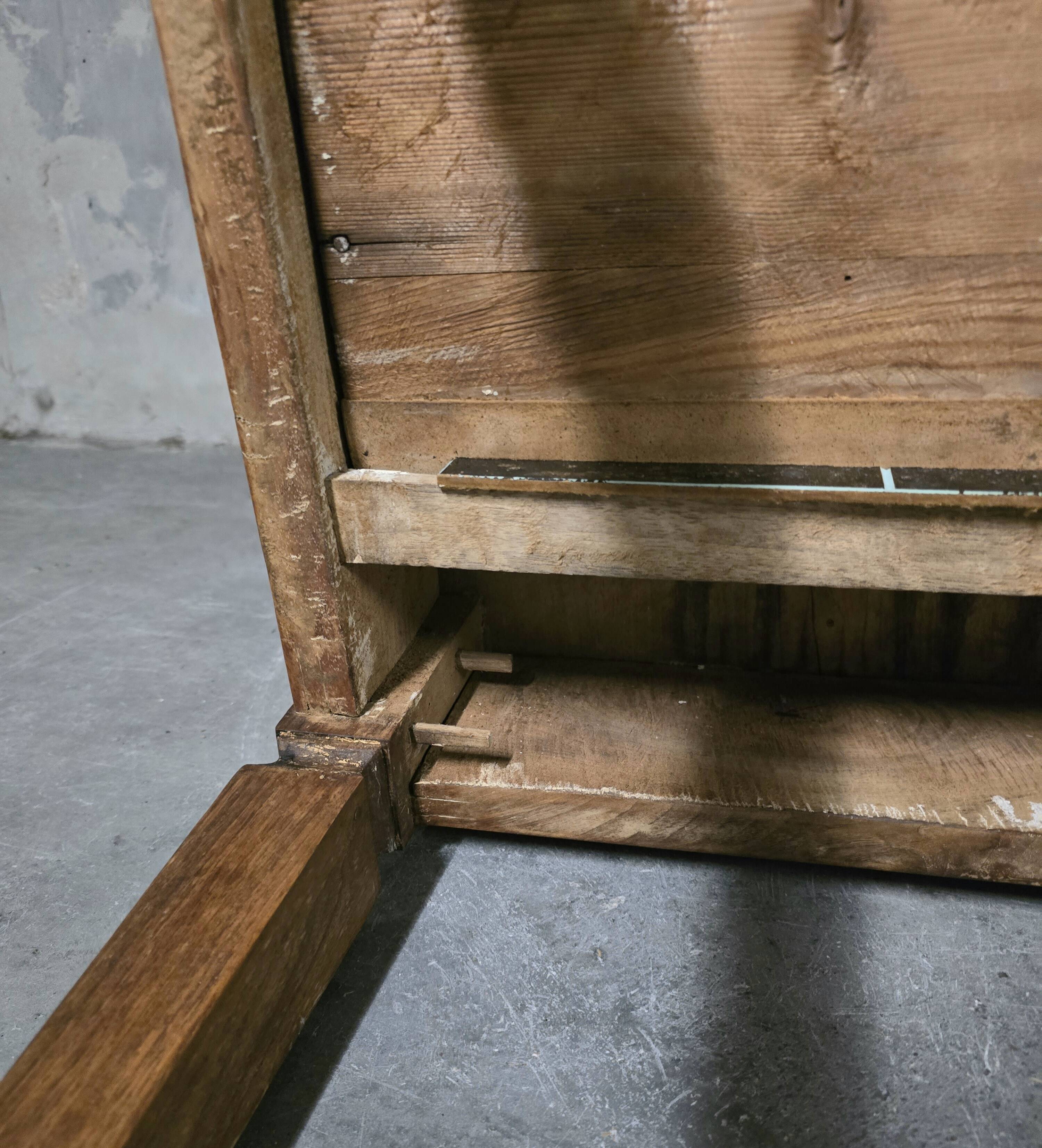 Writing table in walnut, 18th century, provincial work.