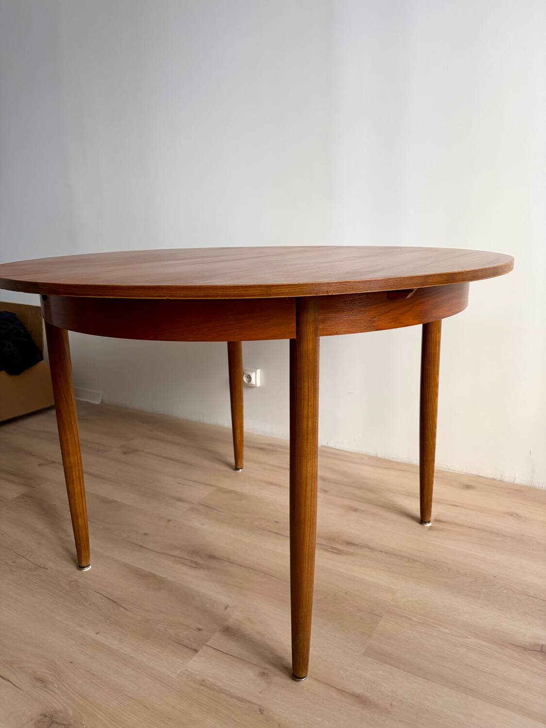 Vintage Scandinavian round table from the 50s and 60s in extendable teak with ra.