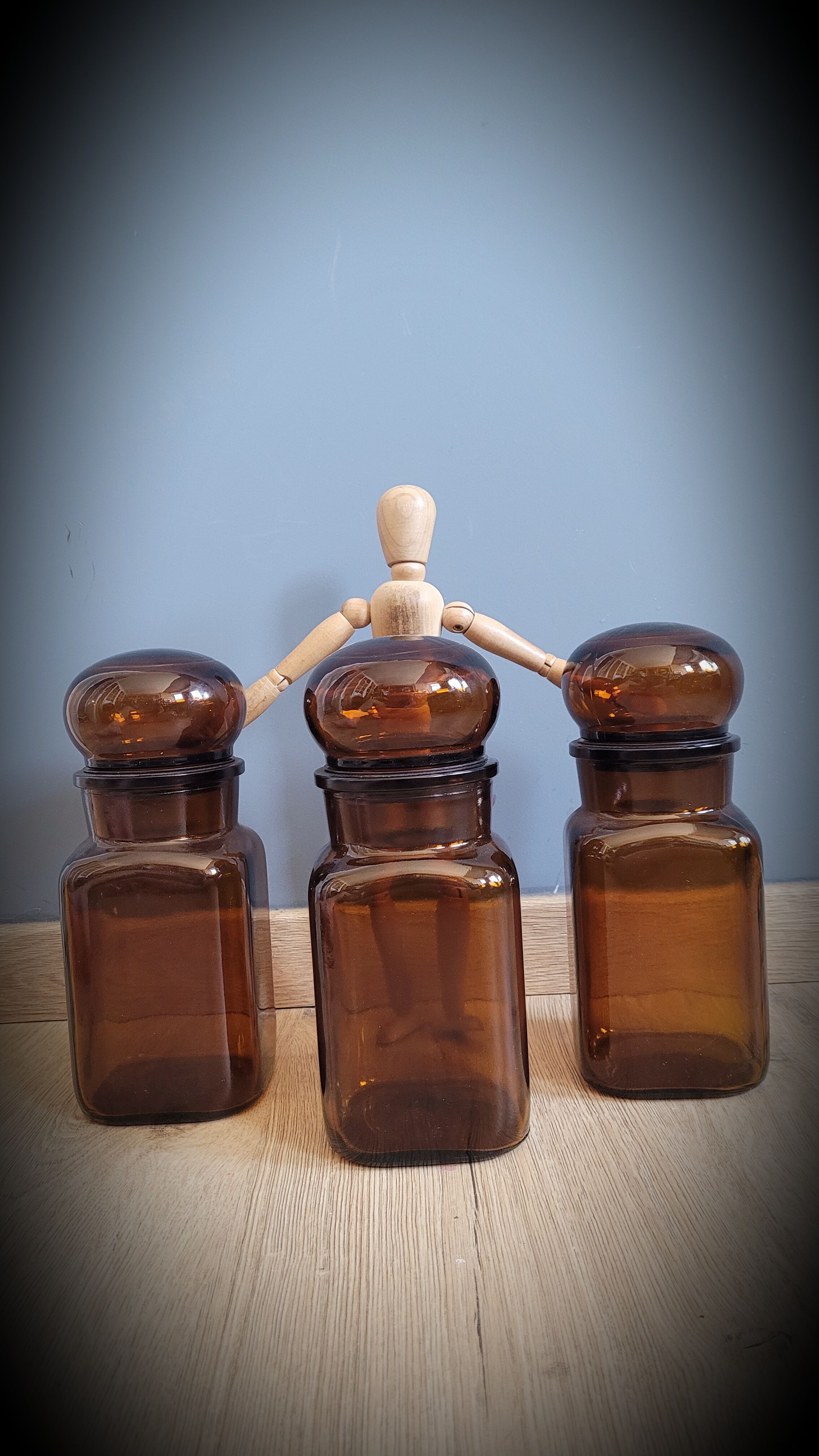 Trio bottles brown round cap