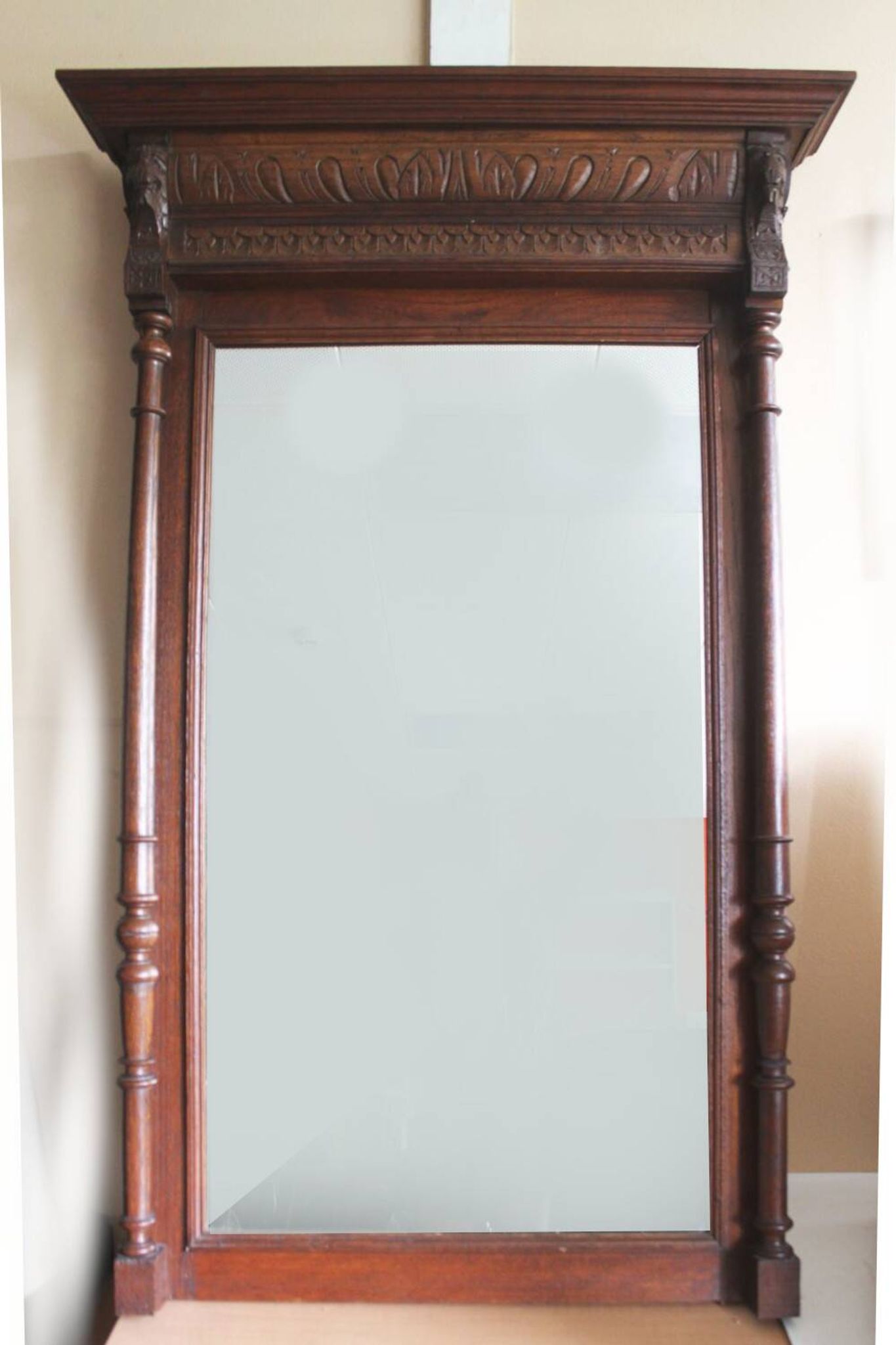 Miroir en chêne, style Renaissance, XXème.