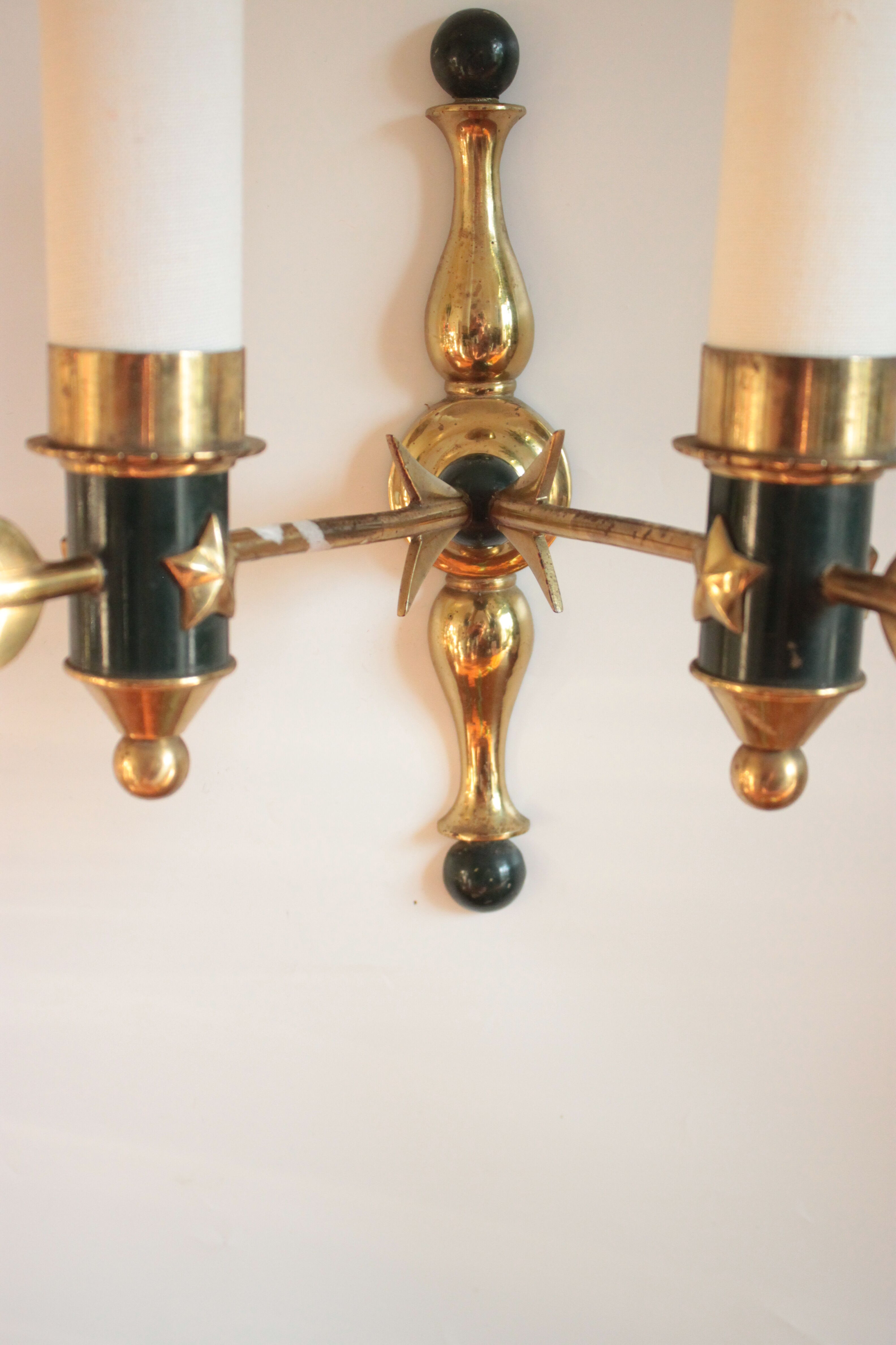 Interesting wall lamp with arrow decoration, modernist, 1950 solid brass