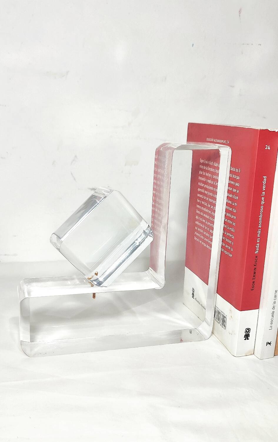 Par de sujeta libros de metacrilato. España, 1980s.