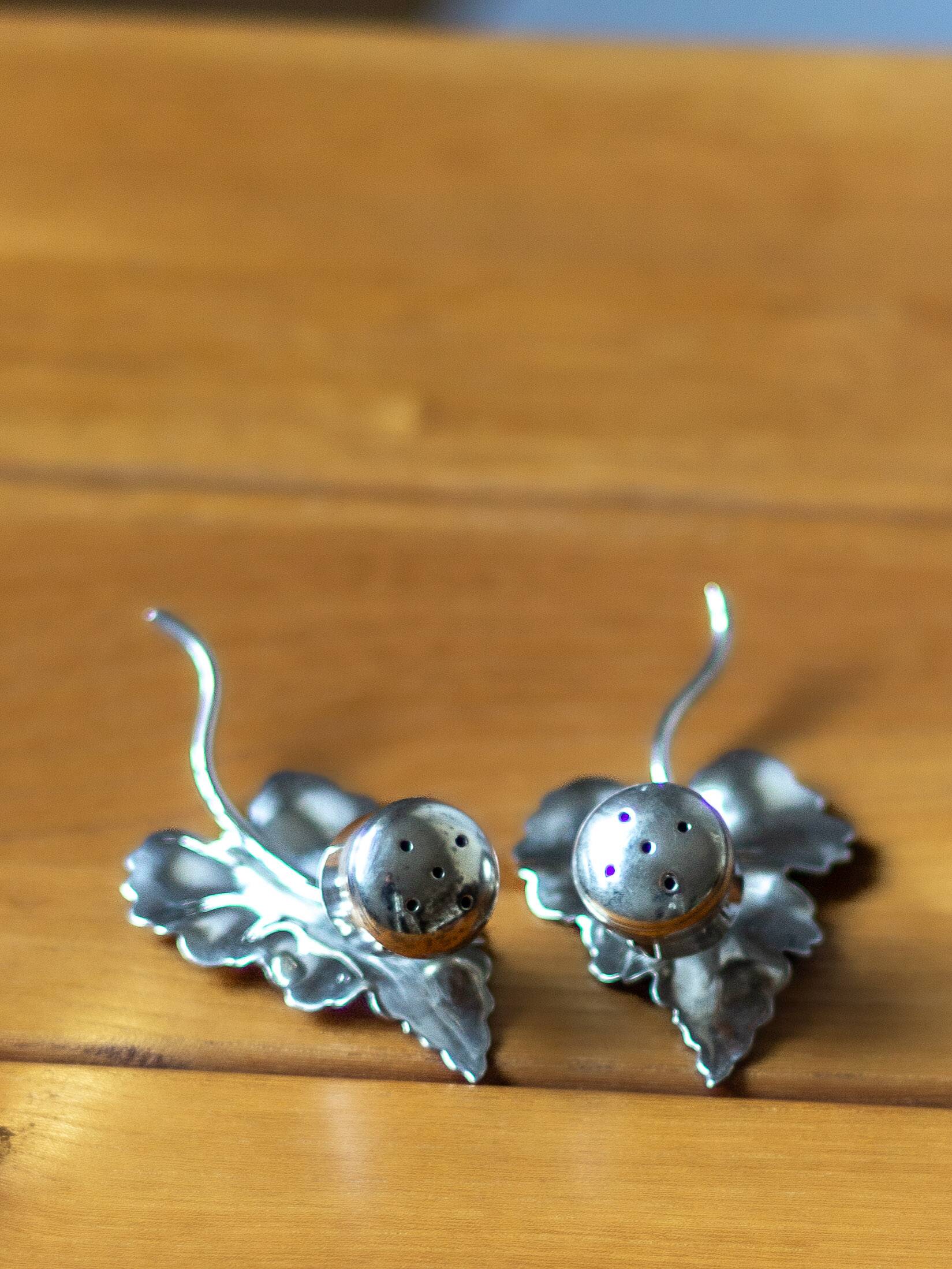 Set of a salt shaker and a pepper shaker in silver-plated metal, ENPS, England.