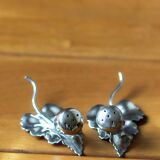 Set of a salt shaker and a pepper shaker in silver-plated metal, ENPS, England.