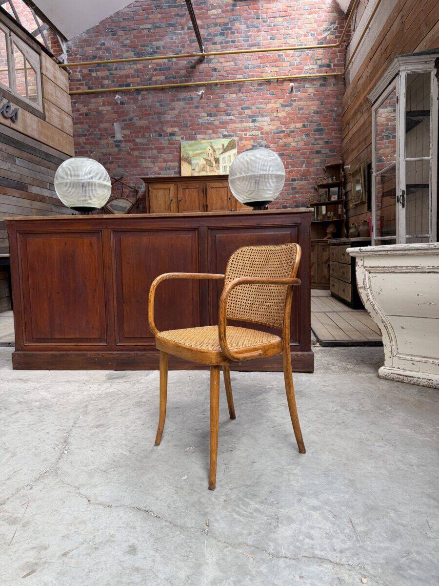 Thonet chair no. 811 in bent wood, design by Josef Hoffman.