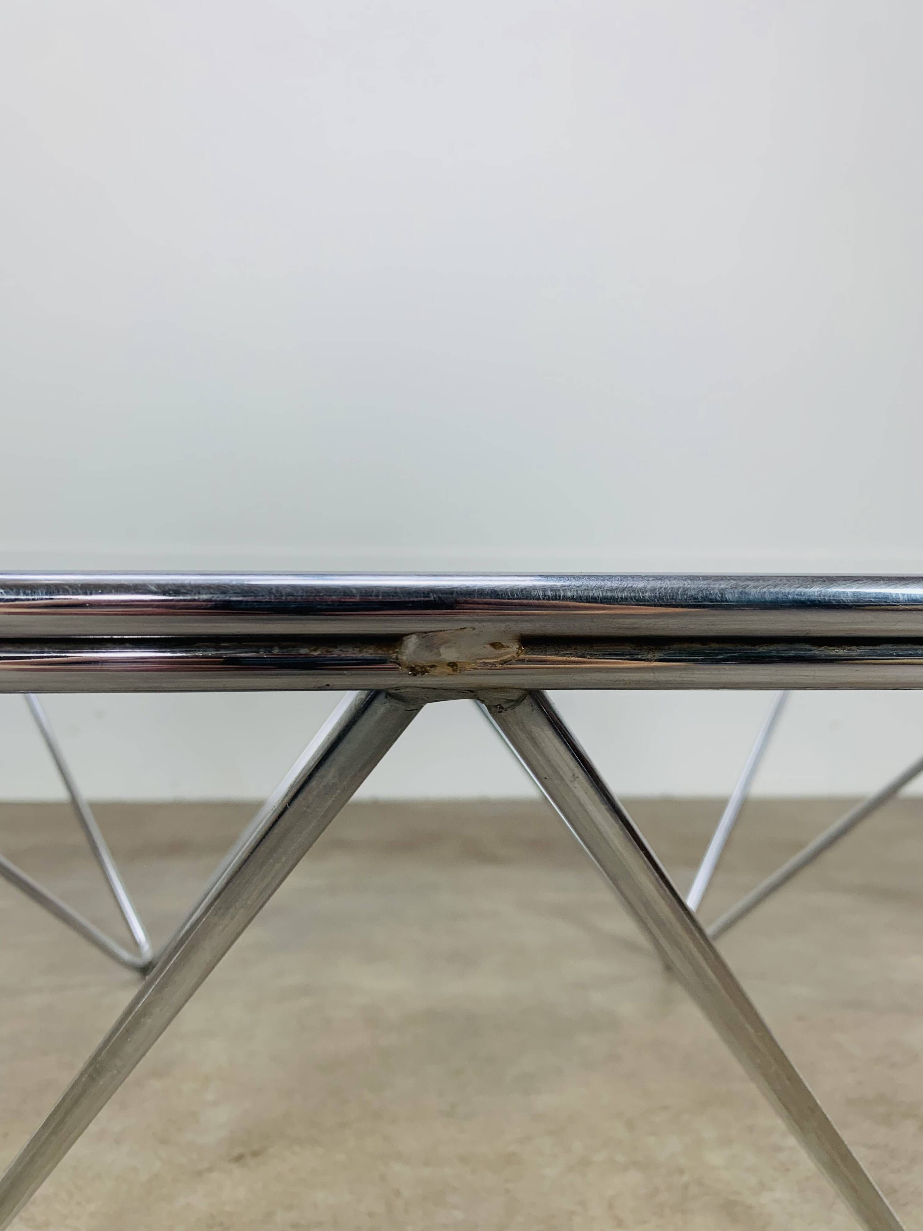 Pyramidal coffee table in chrome-plated steel wire and glass in the style of Piva