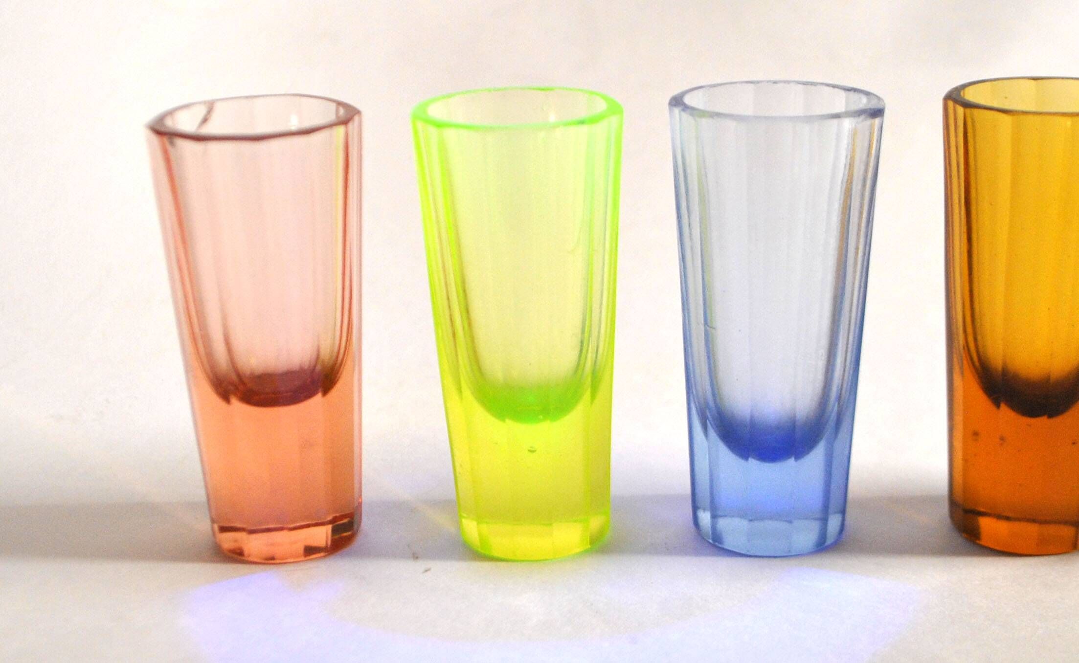 Set of 5 Art Deco 1920s shooter glasses in coloured and uranium glass - ouraline.