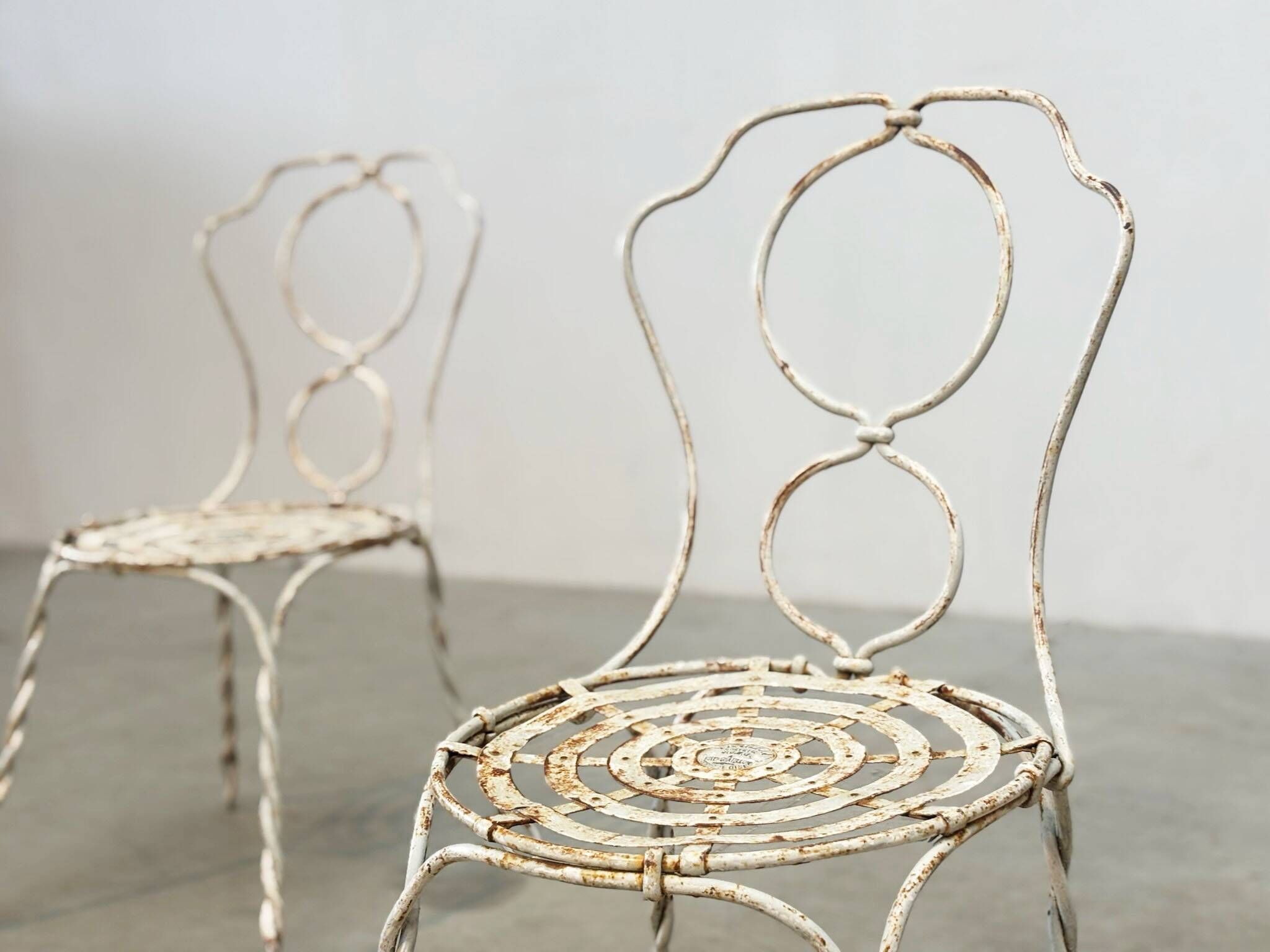 Ensemble de deux chaises de jardin sculpturales françaises