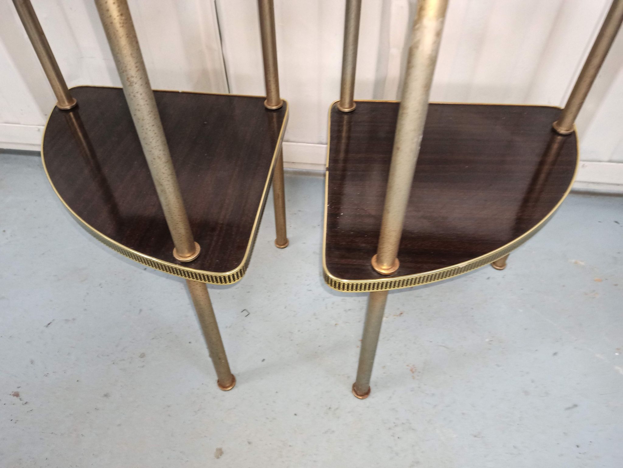 Pairs of corner shelves notches gilded formica brown 60s
