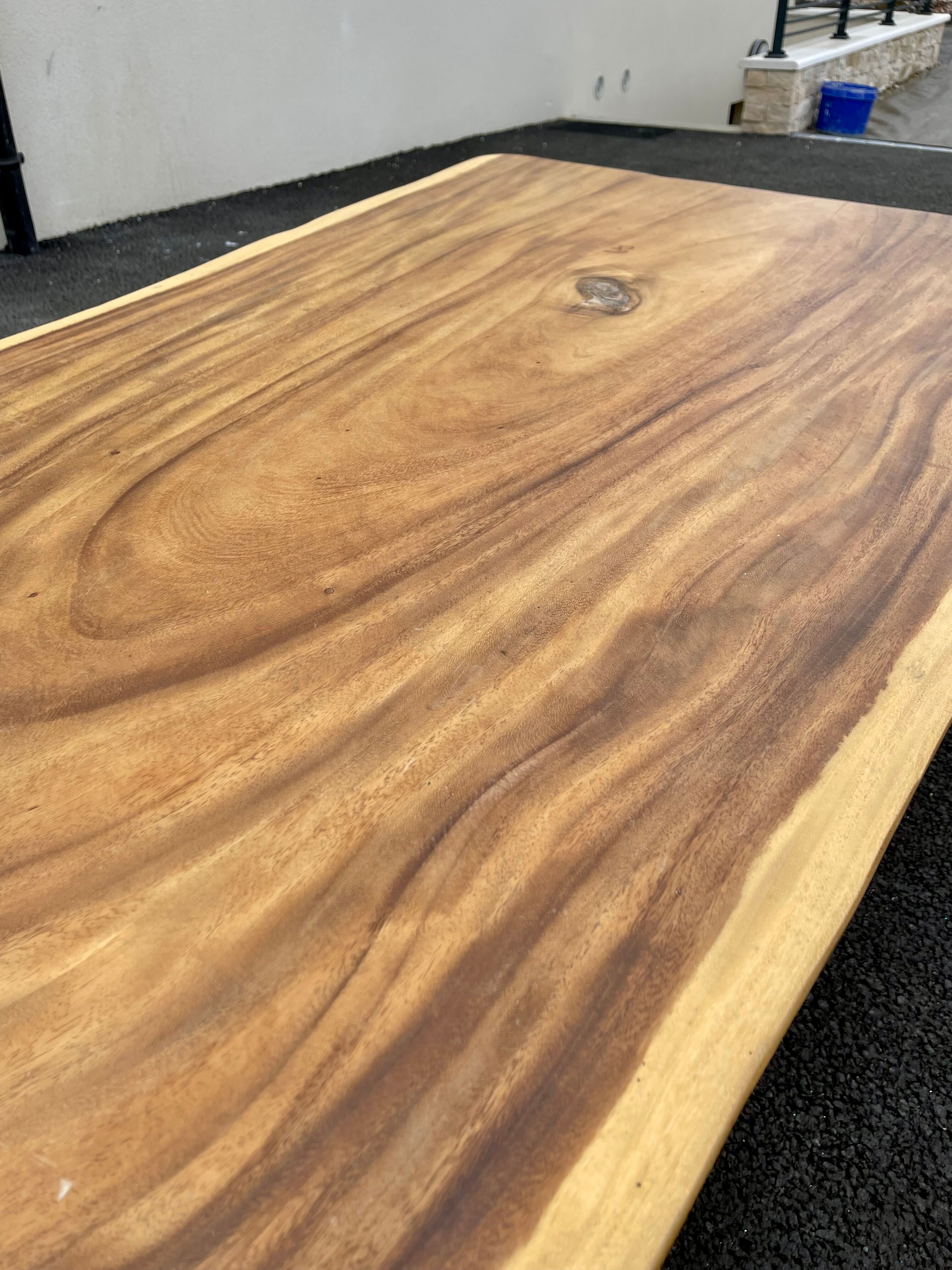 Coffee table in solid Suar