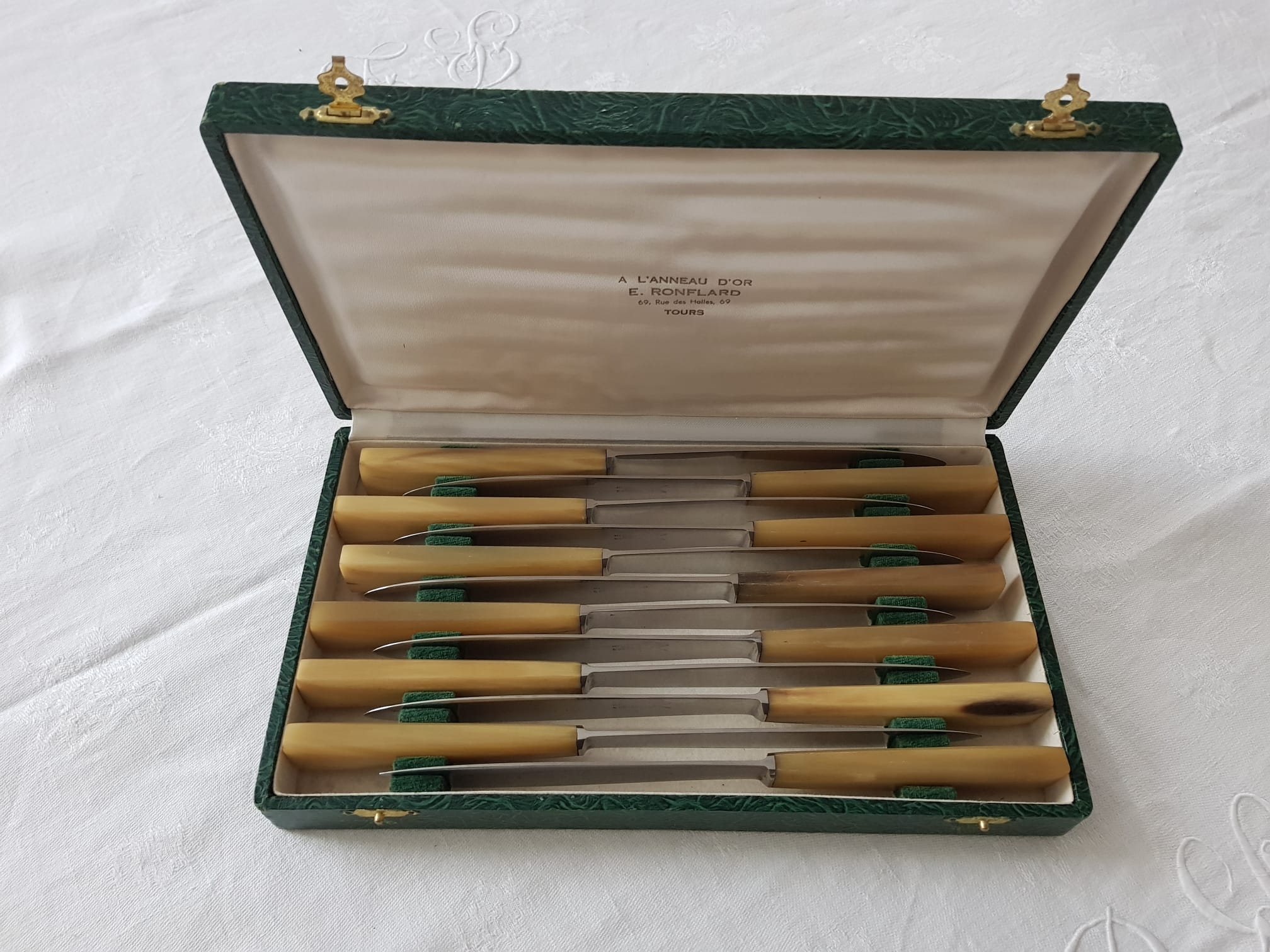 11 couteaux anciens manche en corne