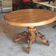 Table ovale en chêne blond sculpté - dite table de chasse