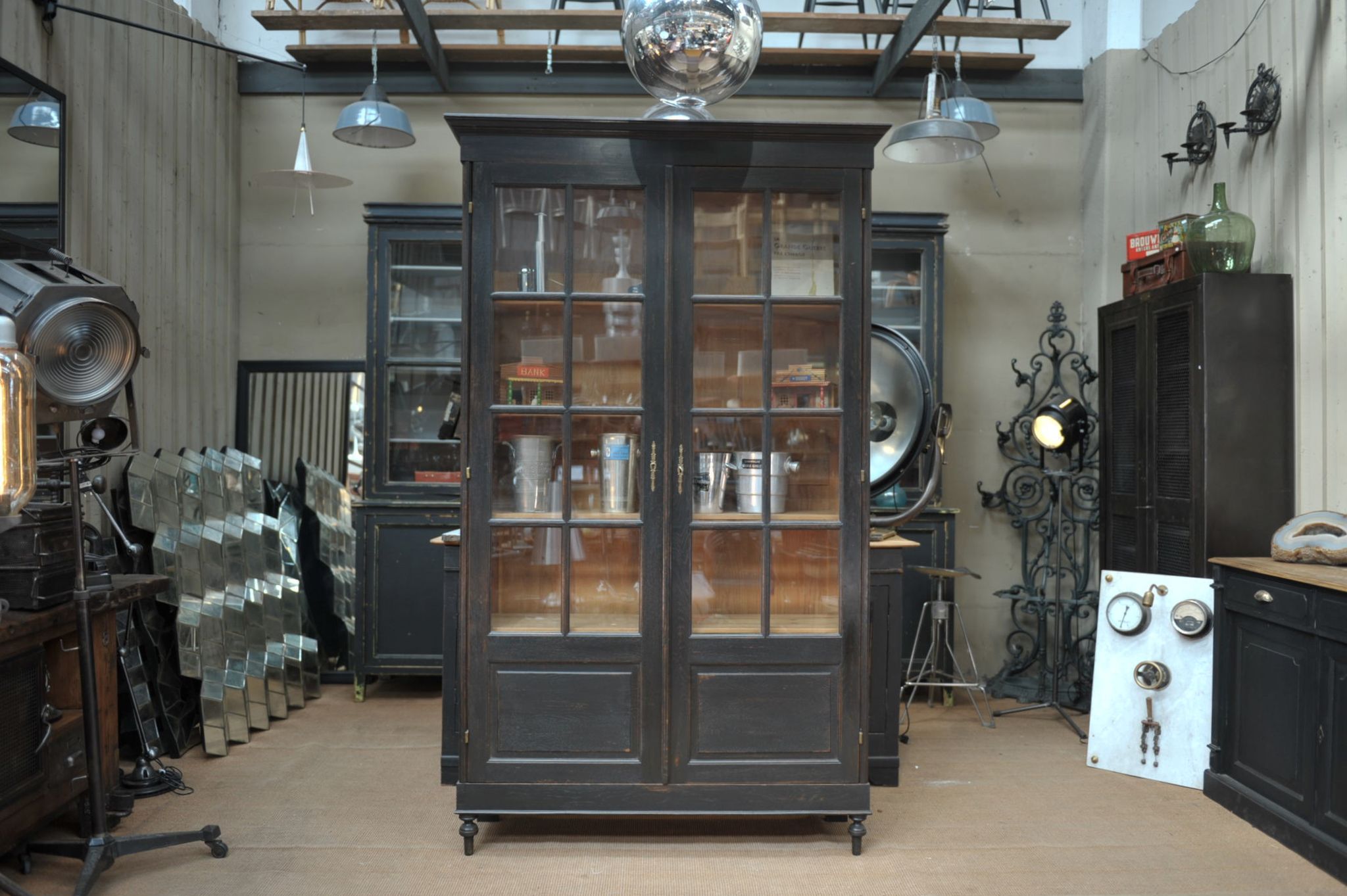 Vitrine bibliothèque en chêne massif et sapin 1920 patinée noir