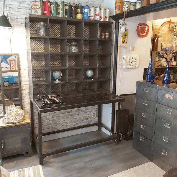 Ancien meuble de tri postal décapé et patiné, look industriel