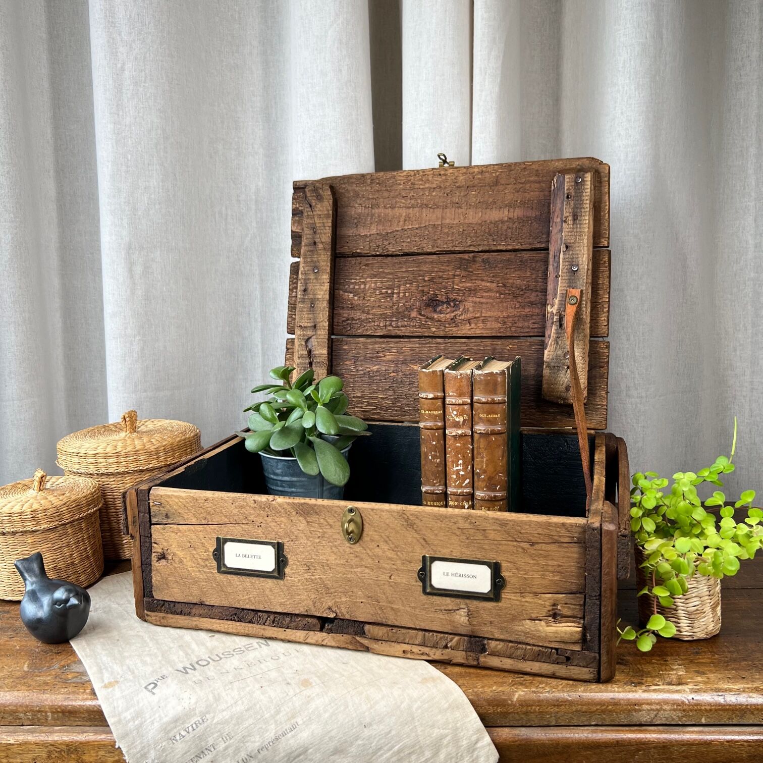 Raw wooden box “The weasel & the hedgehog”