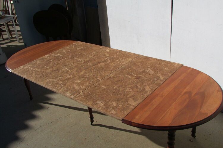 Extendable panel with pans on wheels in cherry