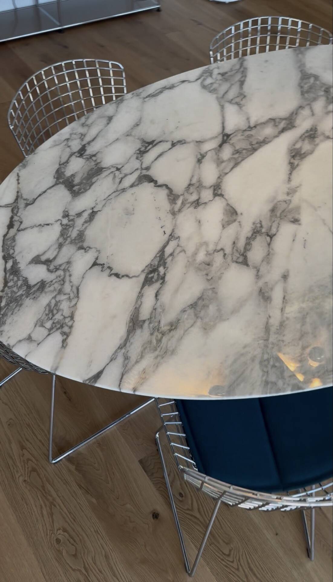 Oval Knoll Saarinen table in Carrara marble