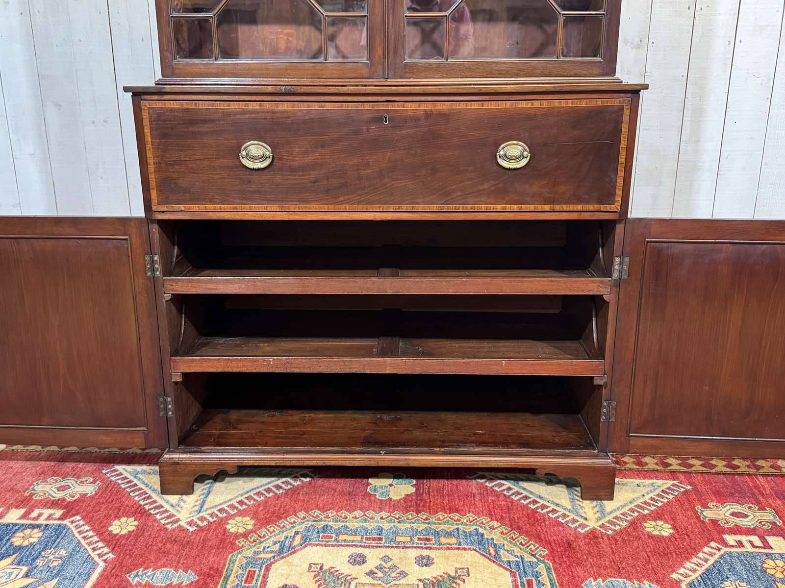 Victorian writing desk from the 19th century in mahogany.