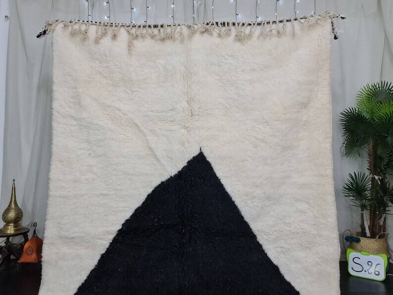 Beni Ouraine rug, white and black, handwoven in the traditional style, size 150x250cm