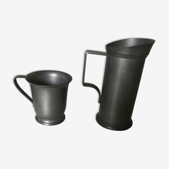 Set of 2 pitchers in tin