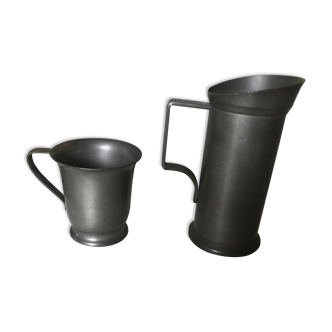 Set of 2 pitchers in tin