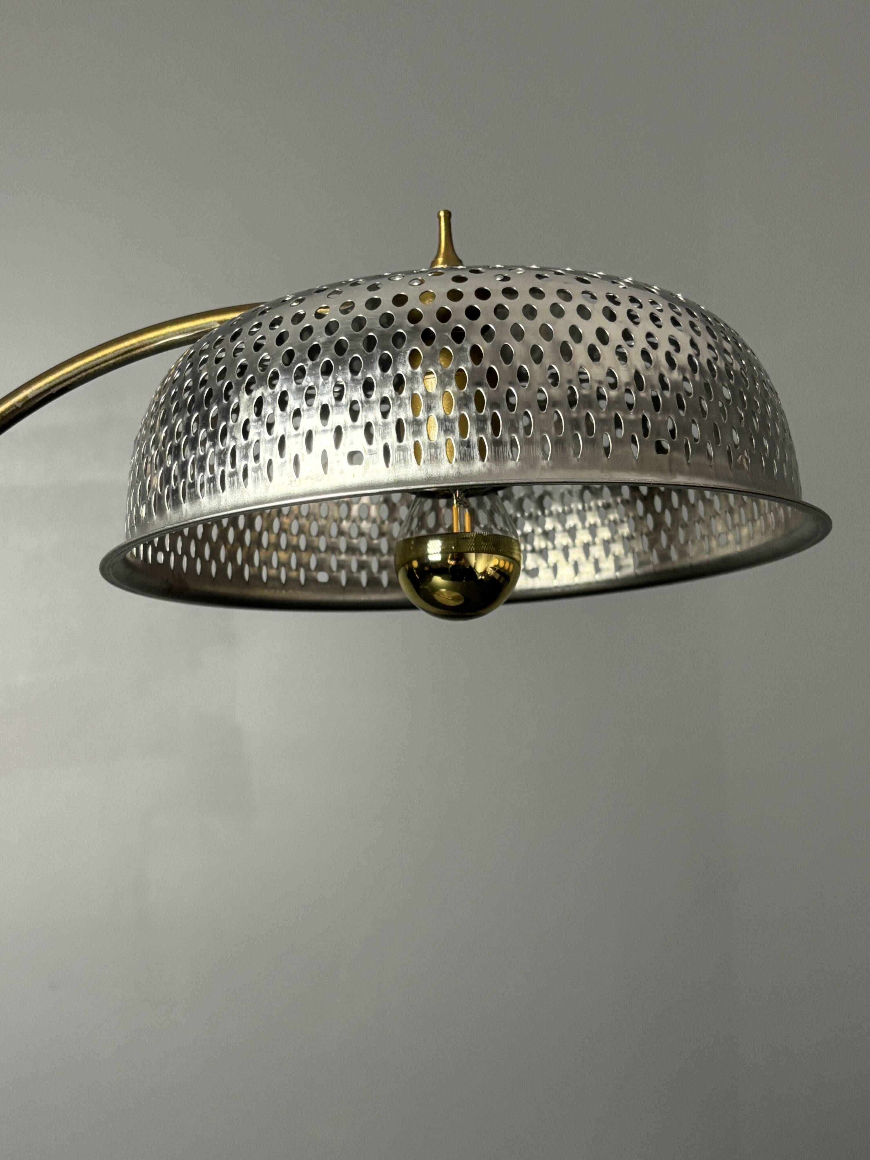 Lampe de table sculpturale ajustable des années 1960 avec abat-jour perforé.