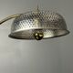 Lampe de table sculpturale ajustable des années 1960 avec abat-jour perforé.