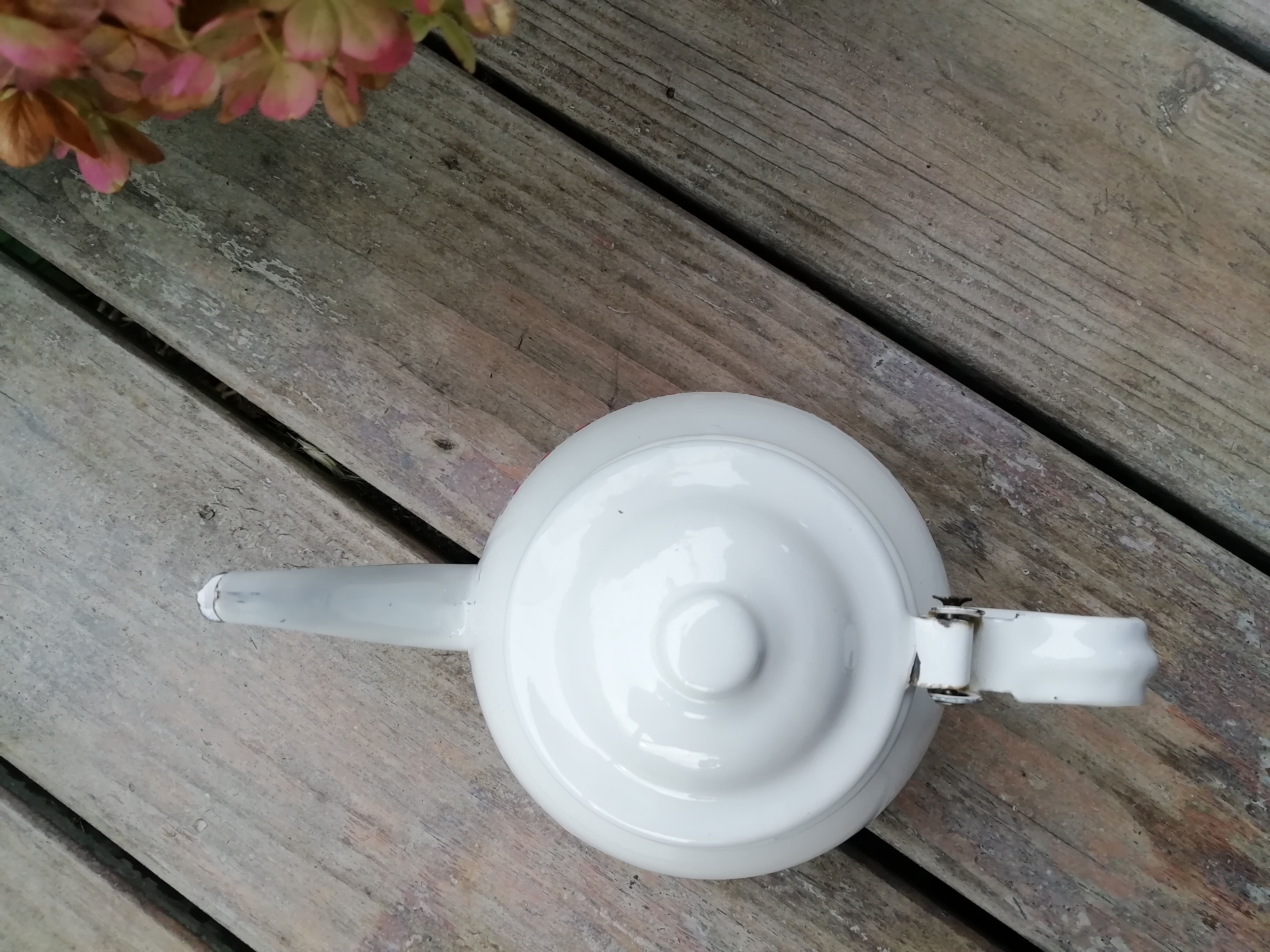 Enamelled sheet metal teapot