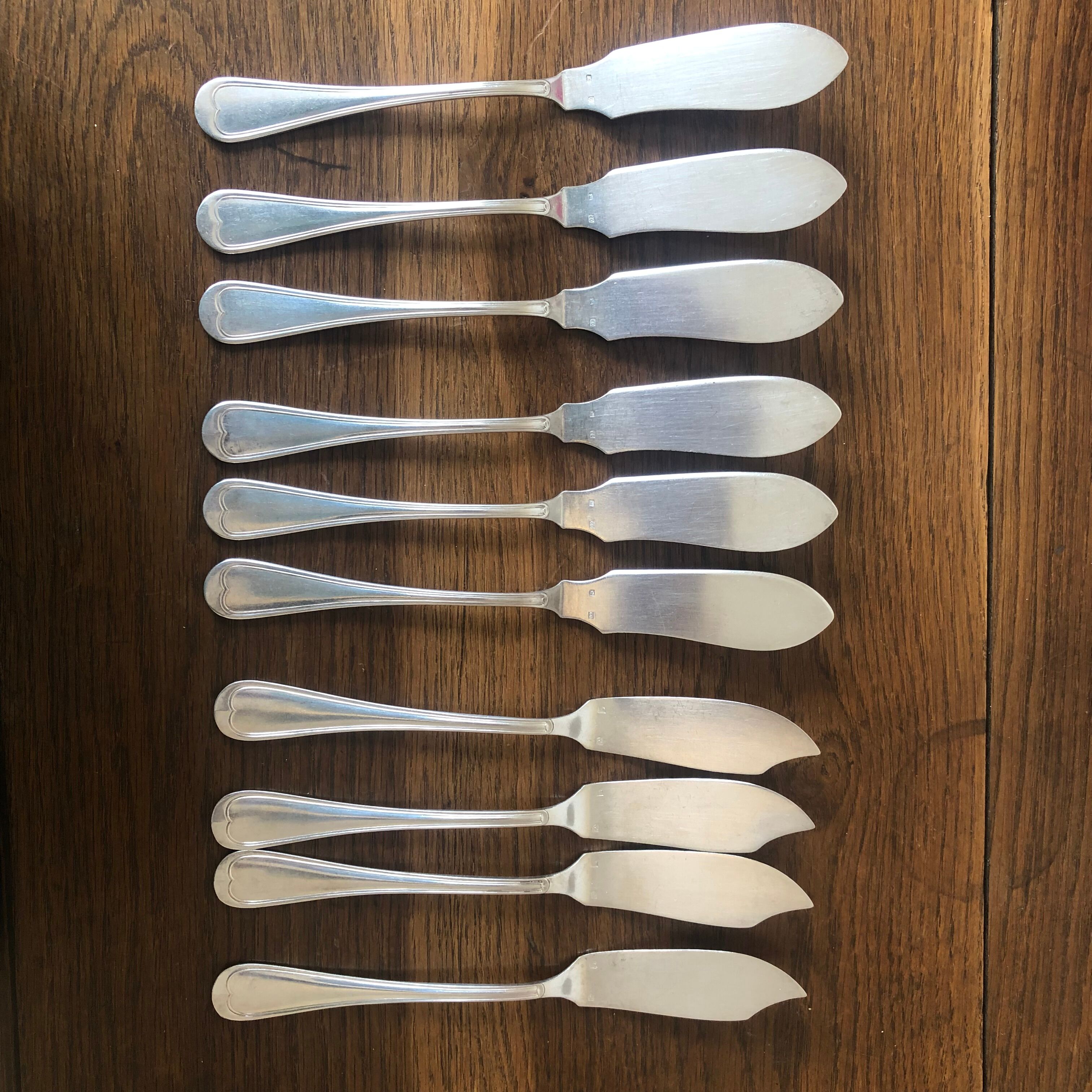 10 mismatched fish knives, silver metal