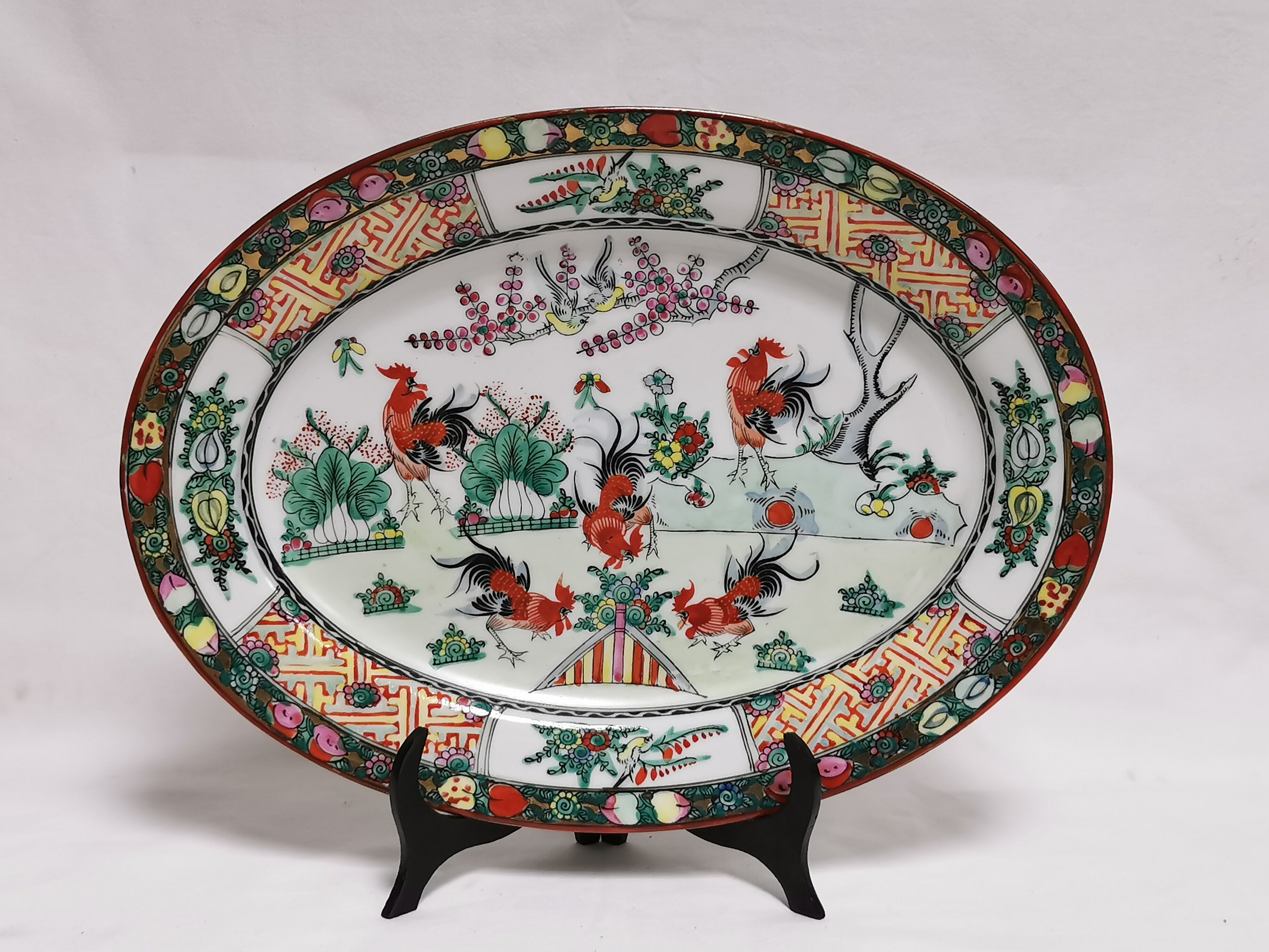 Oval Plate in Chinese Porcelain, Asia, decoration to 5 Roosters. signed