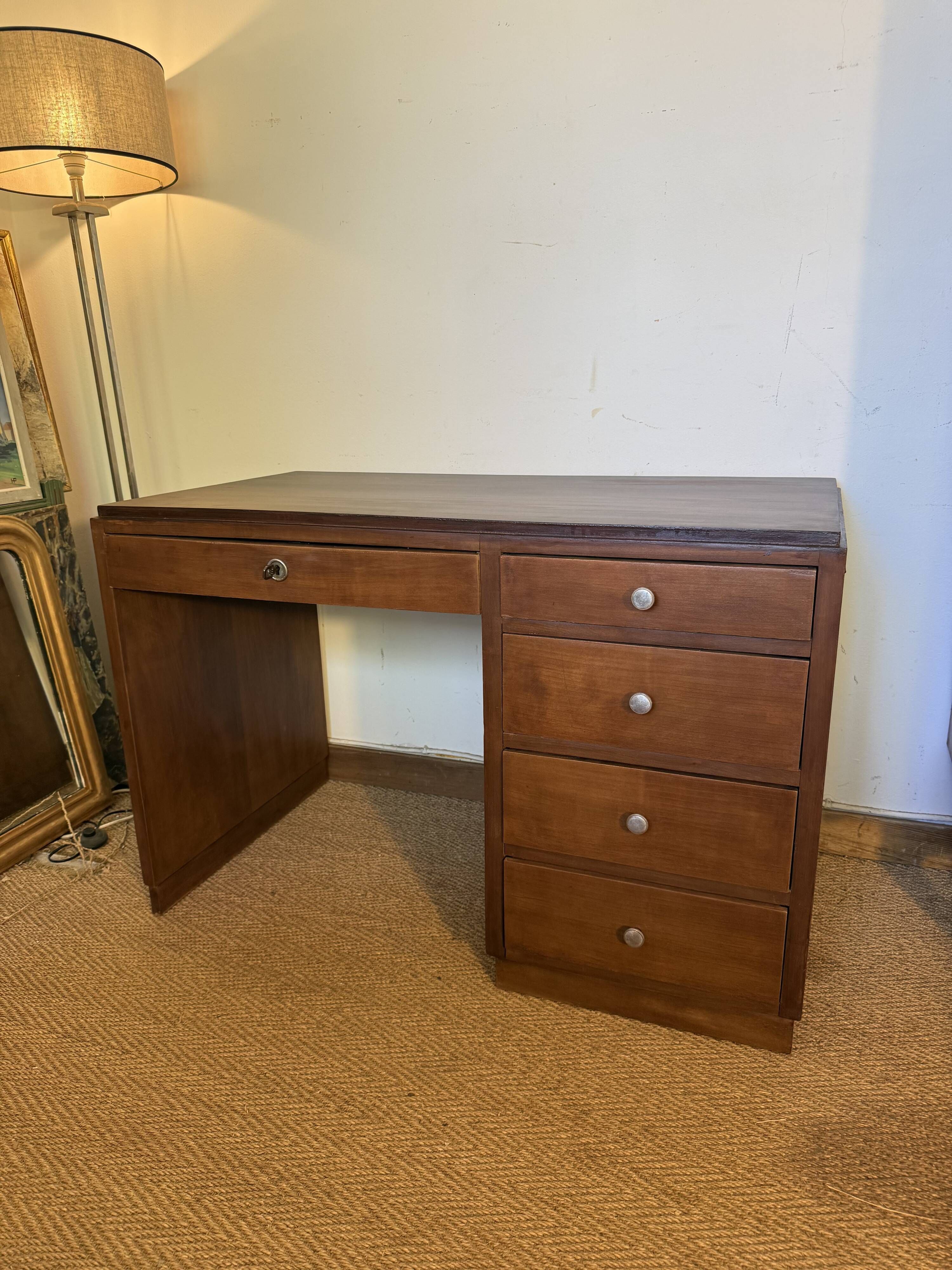 Art Deco desk in wood and walnut veneer.