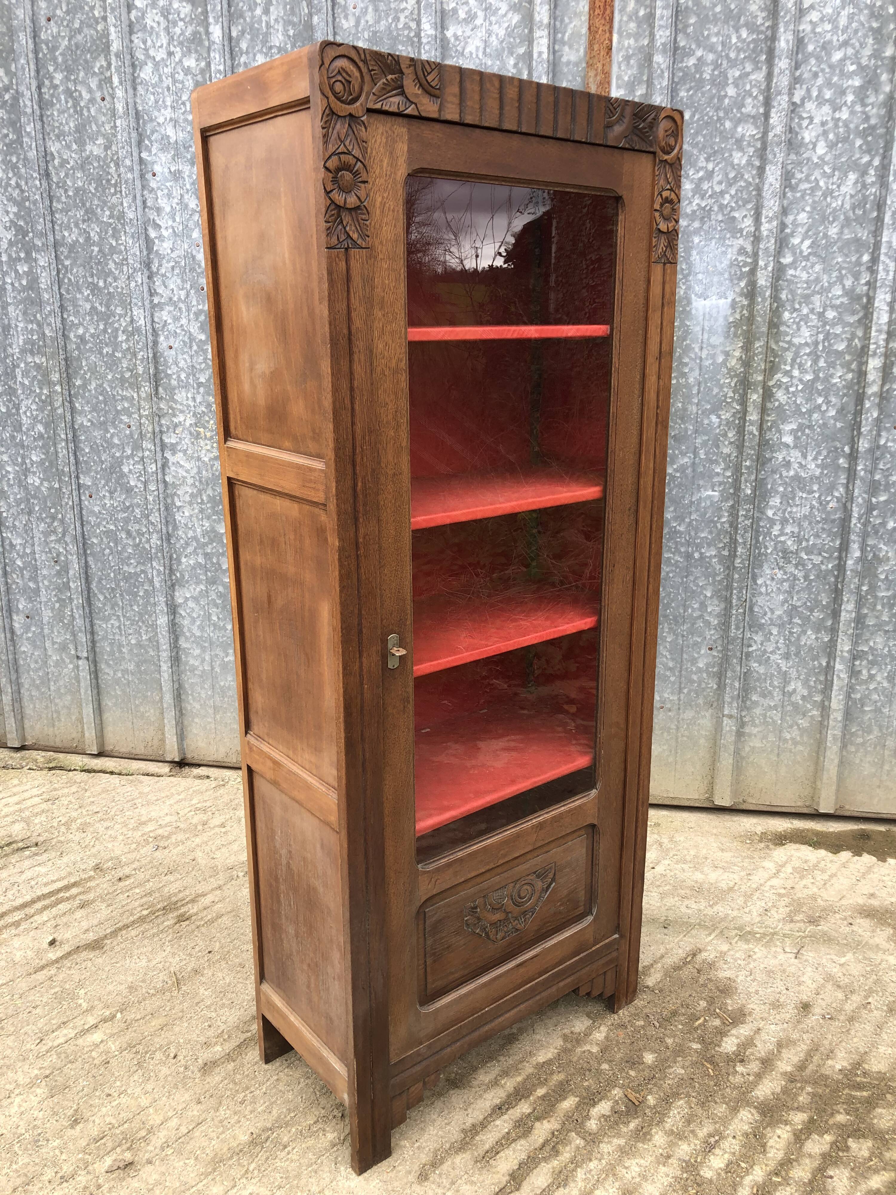 Art deco oak display cabinet with 1 glass door.