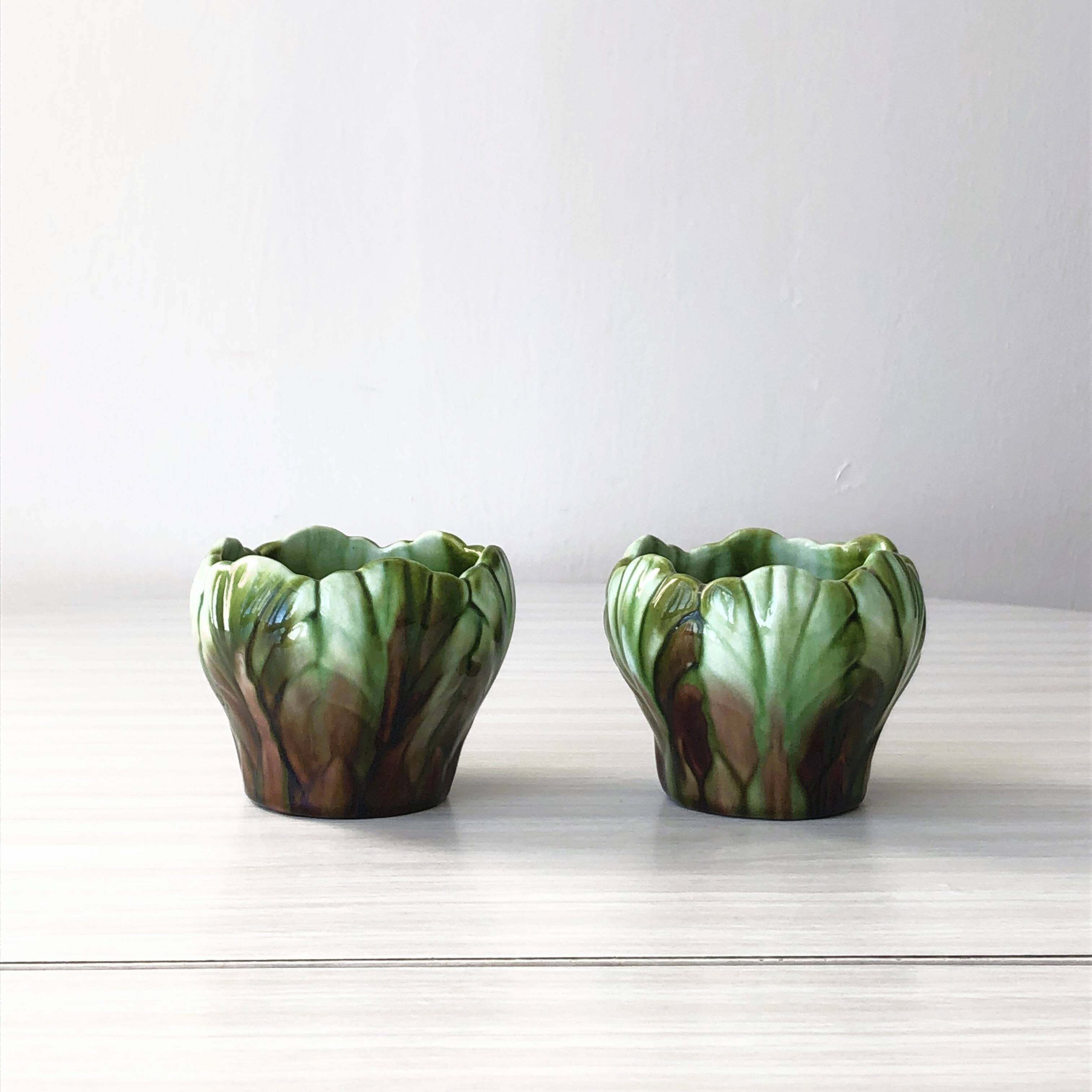 Deux petits cache-pots en majolique française - tasses.
