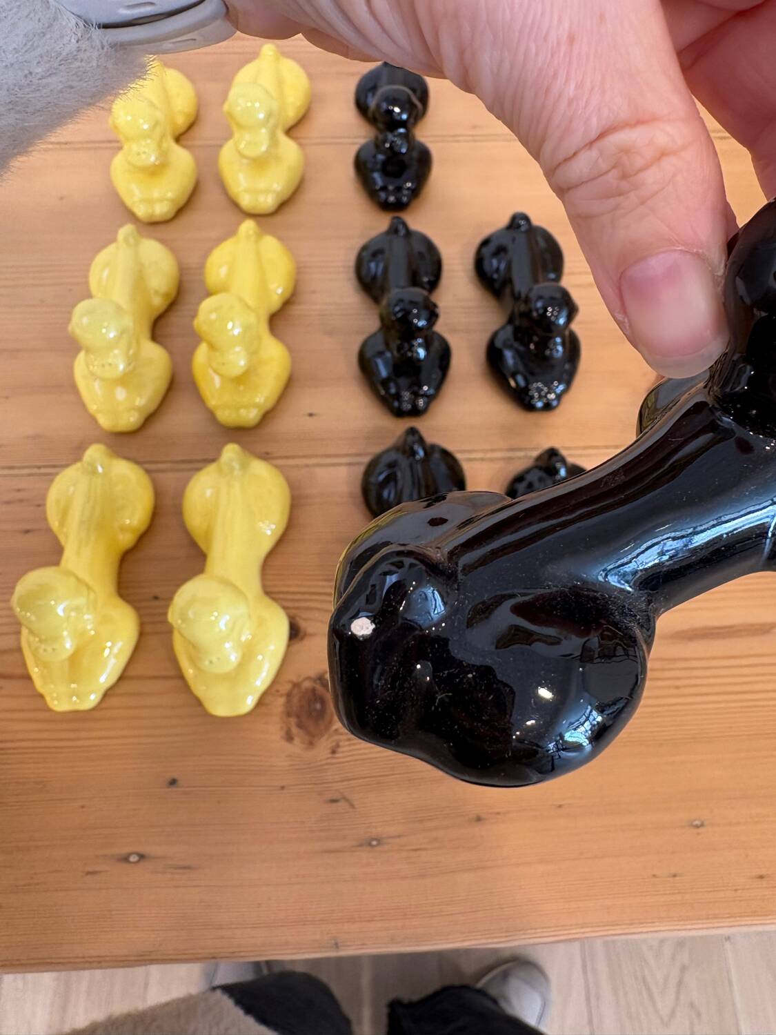 Box of 12 dog-shaped cutlery rests in yellow and black majolica.