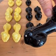Box of 12 dog-shaped cutlery rests in yellow and black majolica.