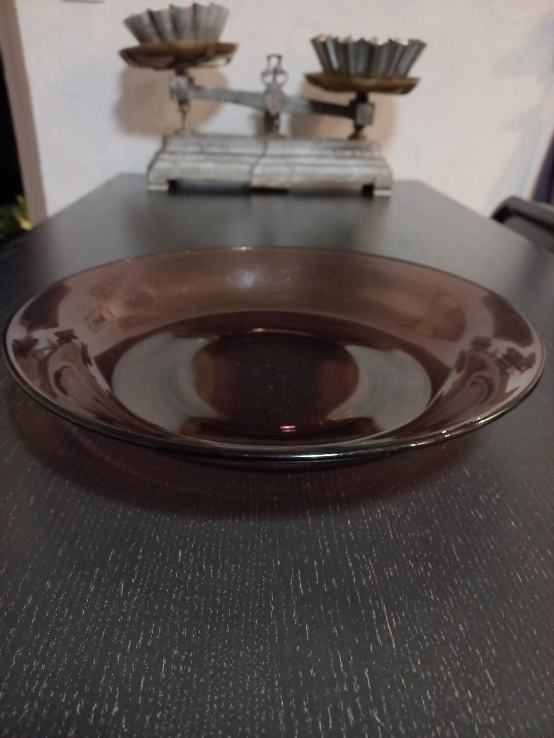 Round dish in Véréco amethyst glass